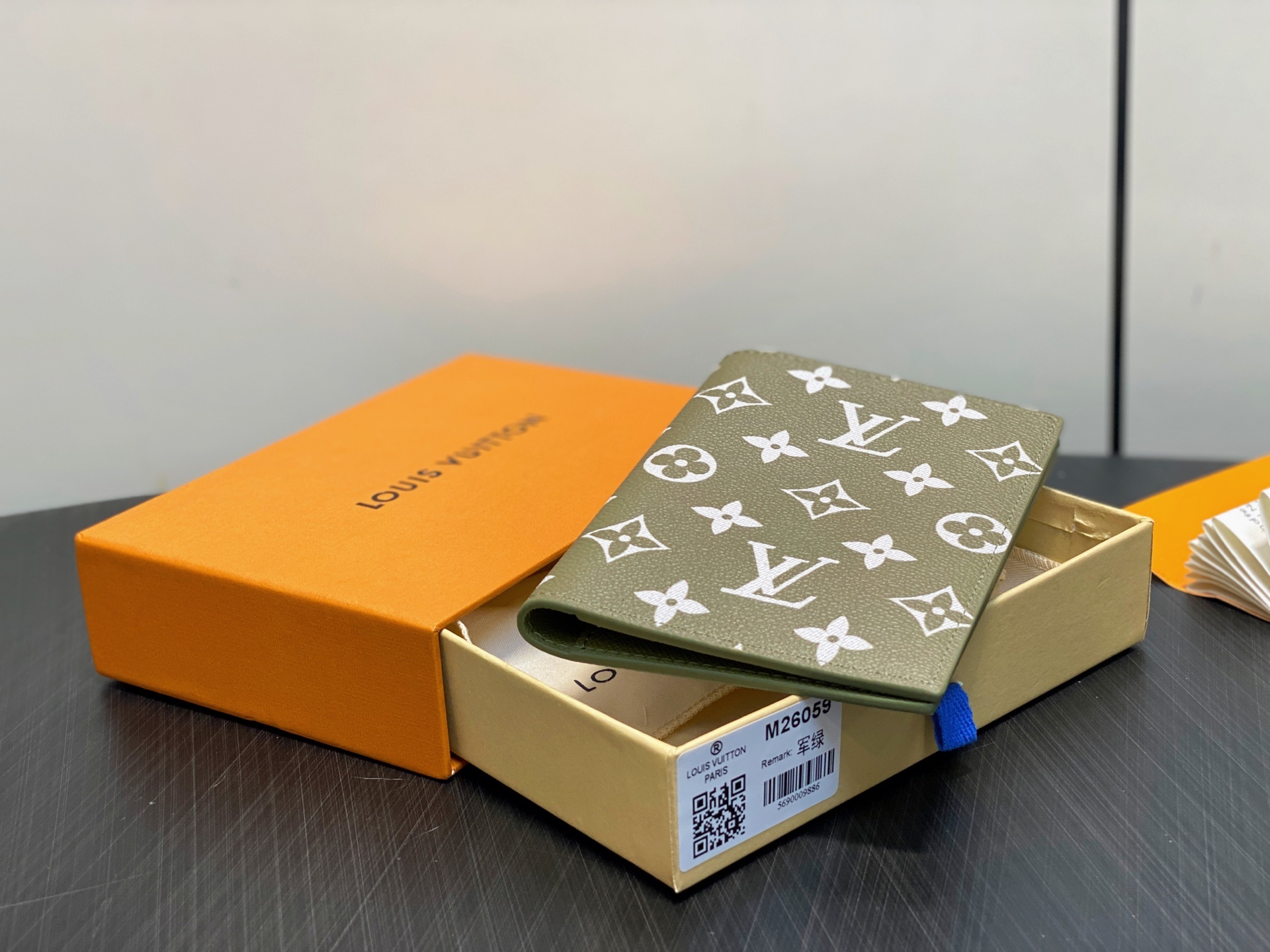 【顶级原单】M26059军绿 护照夹护照套 本款护照套为 Monogram Macassar 帆布勾勒明