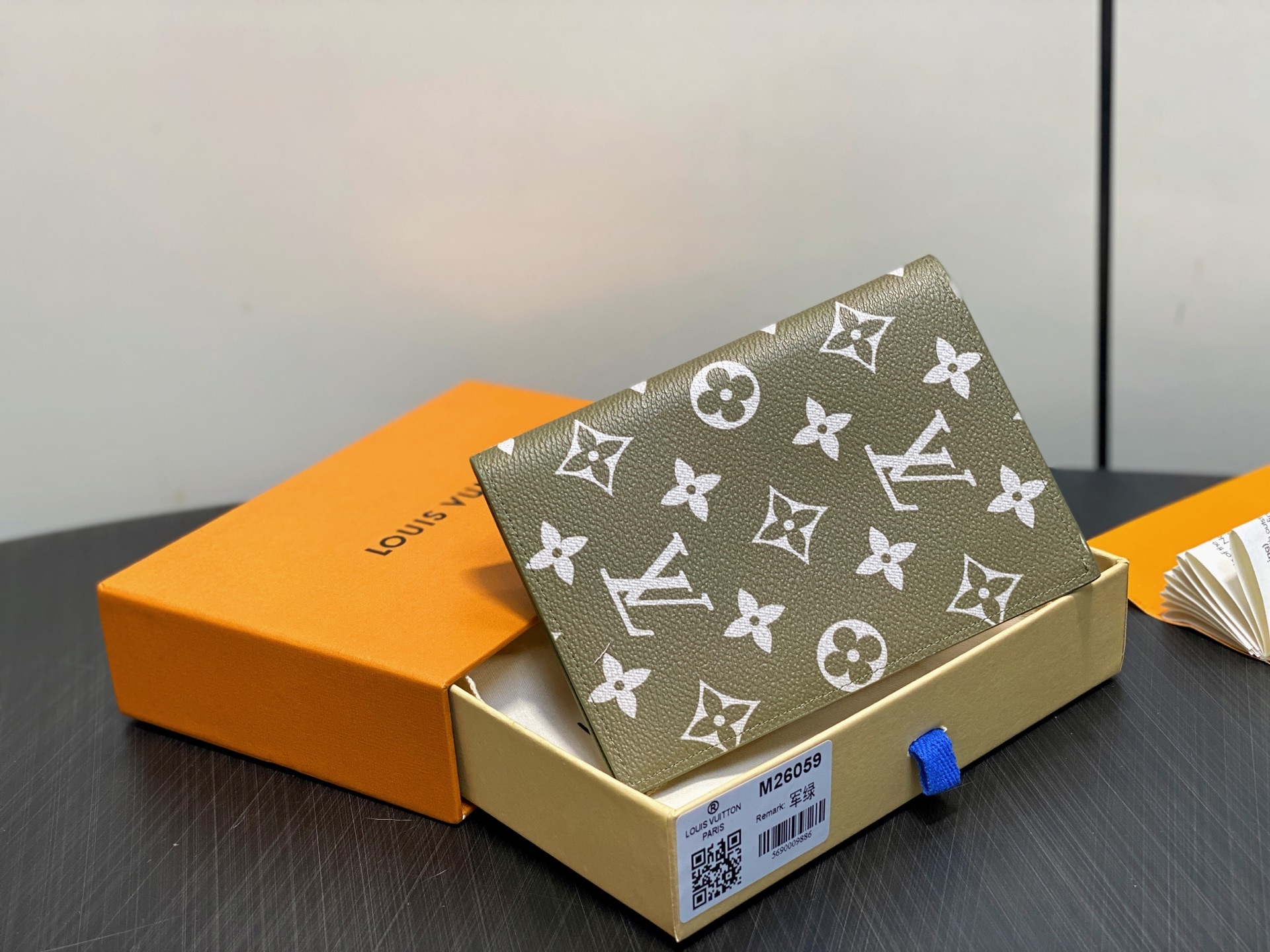 【顶级原单】M26059军绿 护照夹护照套 本款护照套为 Monogram Macassar 帆布勾勒明