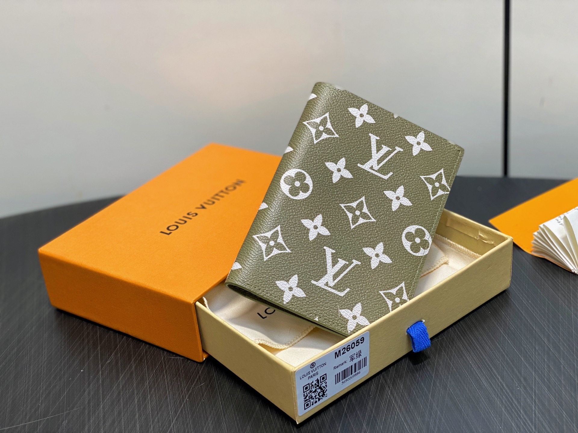【顶级原单】M26059军绿 护照夹护照套 本款护照套为 Monogram Macassar 帆布勾勒明