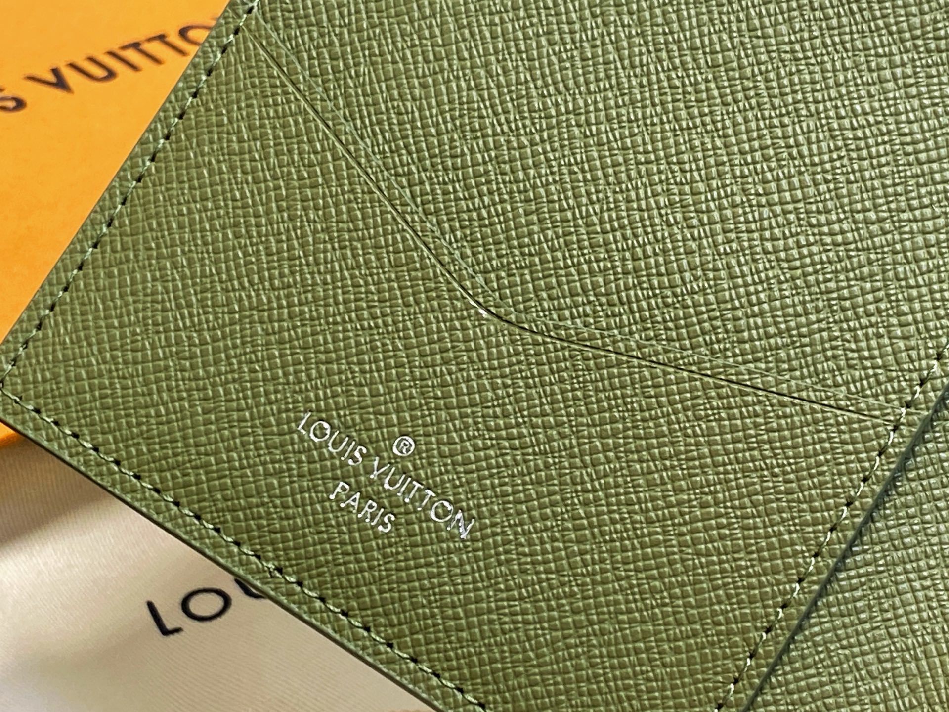 【顶级原单】M26059军绿 护照夹护照套 本款护照套为 Monogram Macassar 帆布勾勒明
