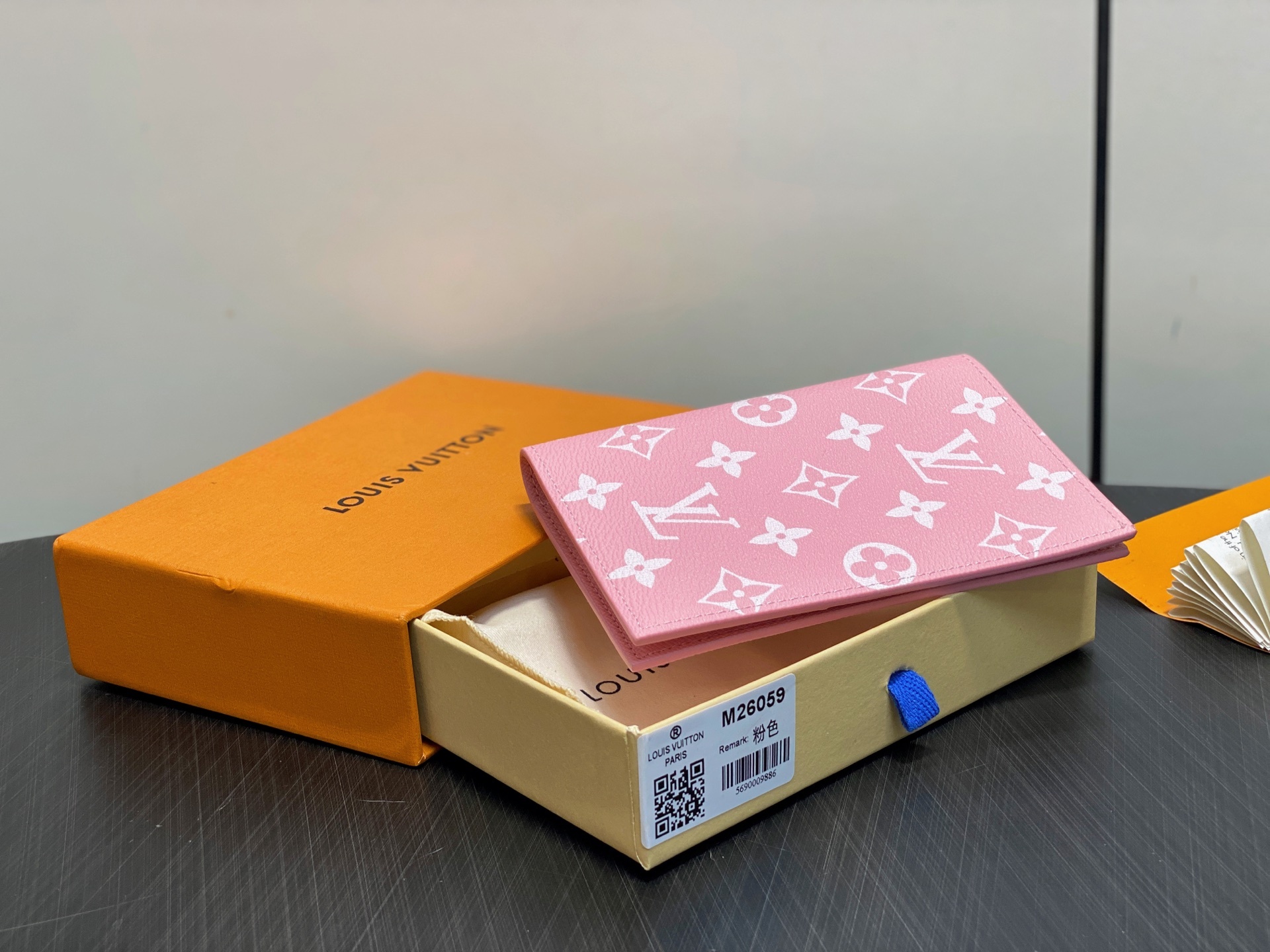 【顶级原单】M26059粉色 护照夹护照套 本款护照套为 Monogram Macassar 帆布勾勒明