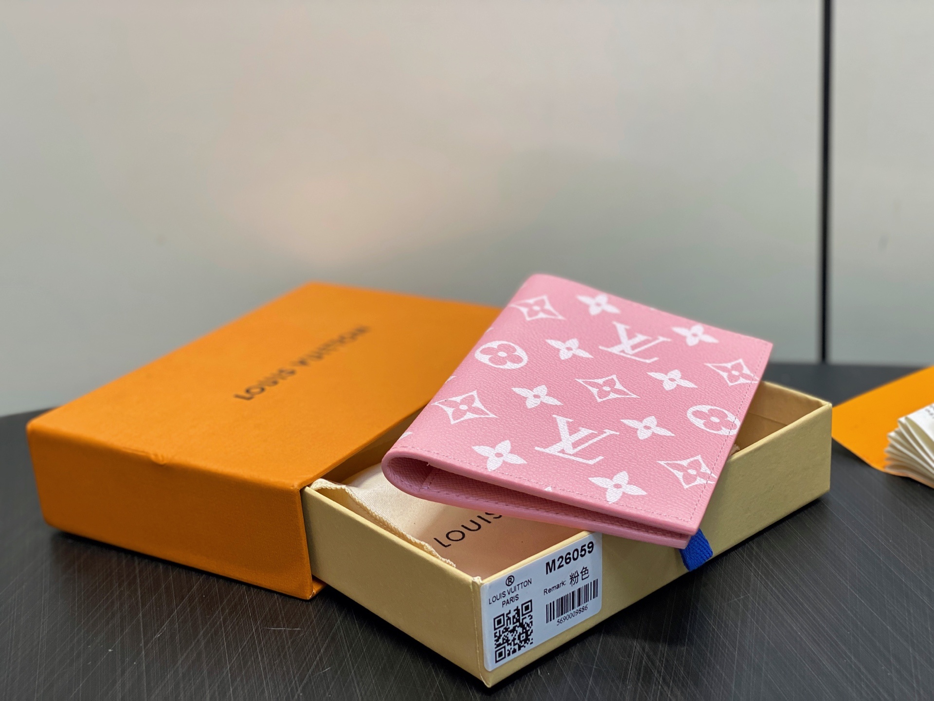 【顶级原单】M26059粉色 护照夹护照套 本款护照套为 Monogram Macassar 帆布勾勒明