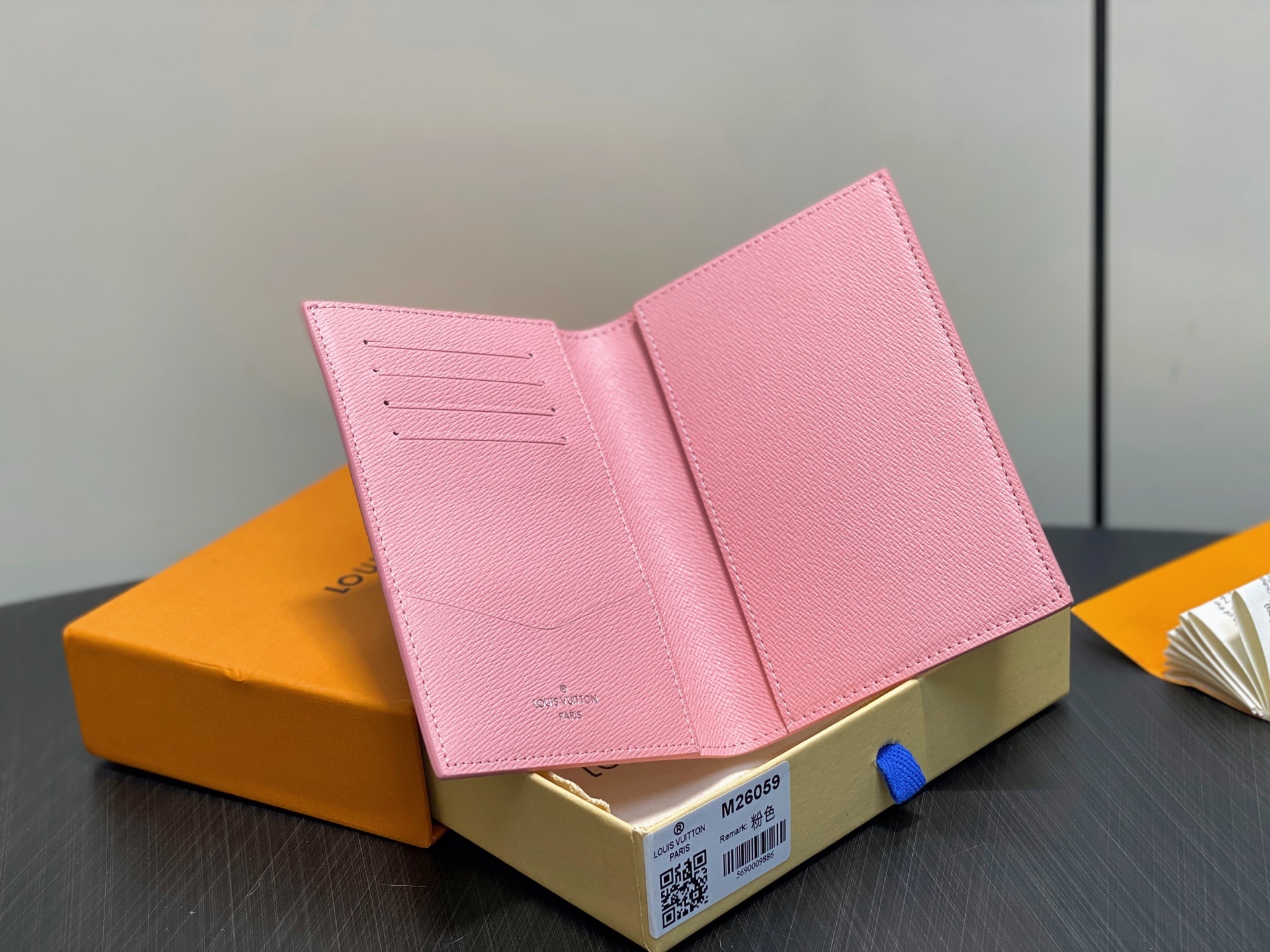 【顶级原单】M26059粉色 护照夹护照套 本款护照套为 Monogram Macassar 帆布勾勒明