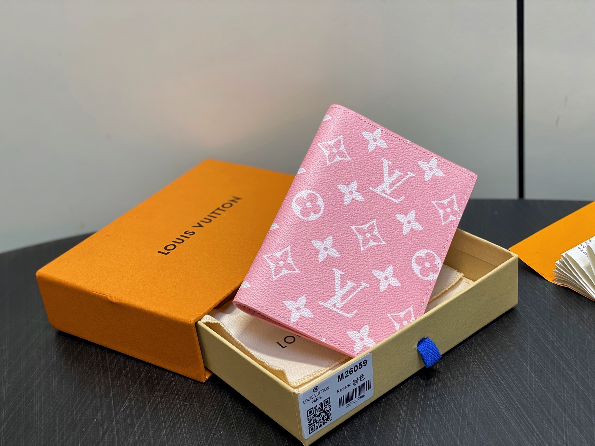 【顶级原单】M26059粉色 护照夹护照套 本款护照套为 Monogram Macassar 帆布勾勒明