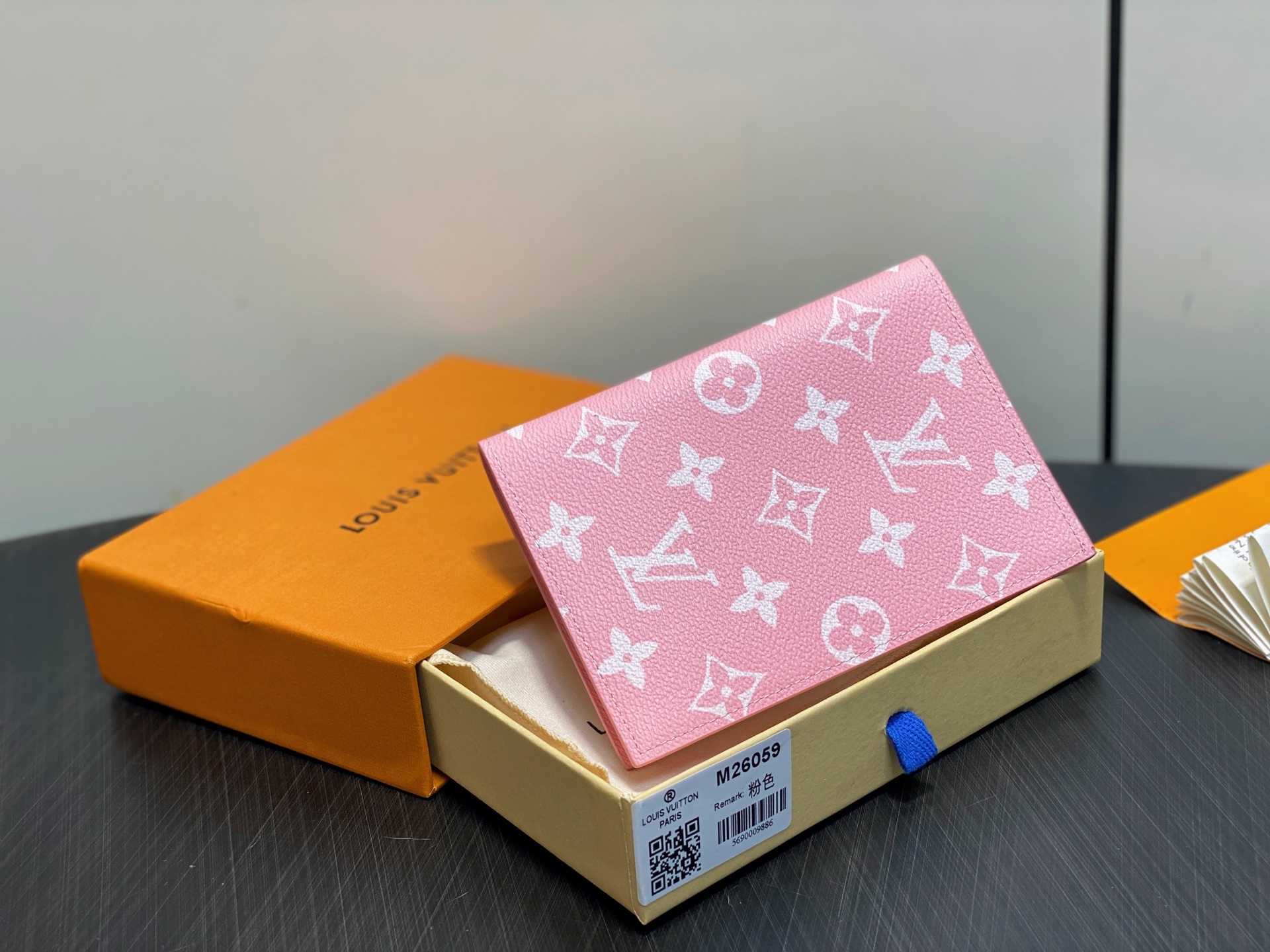 【顶级原单】M26059粉色 护照夹护照套 本款护照套为 Monogram Macassar 帆布勾勒明