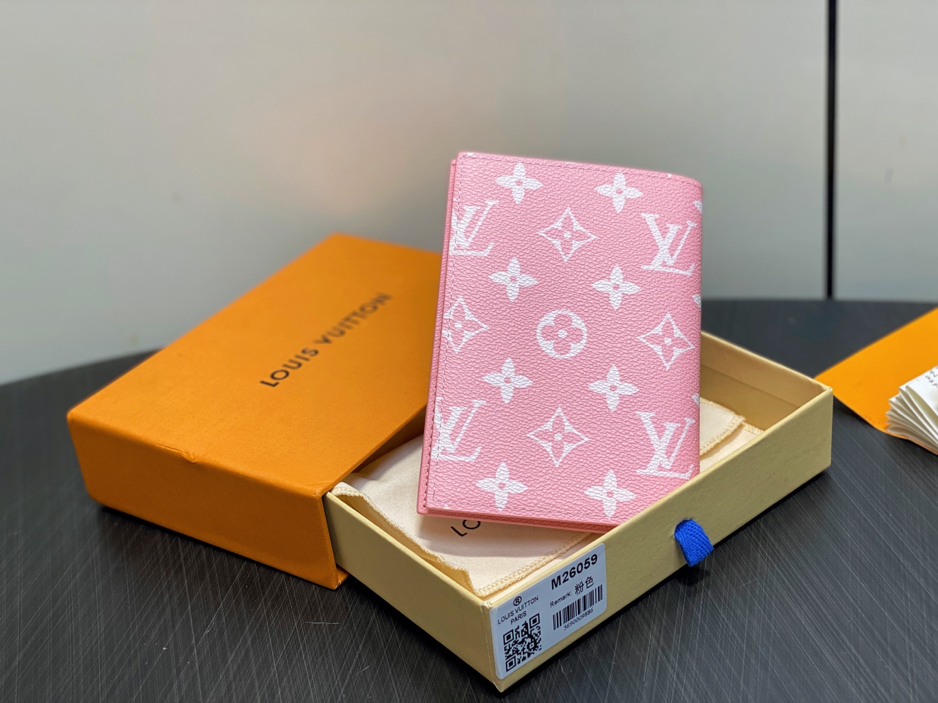 【顶级原单】M26059粉色 护照夹护照套 本款护照套为 Monogram Macassar 帆布勾勒明