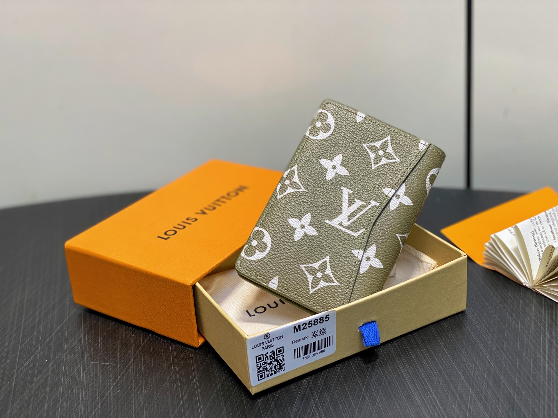 【顶级原单】M25885军绿 卡包钱包 当季新款 口袋钱夹 本款口袋钱夹出自 2024 Taïgaram