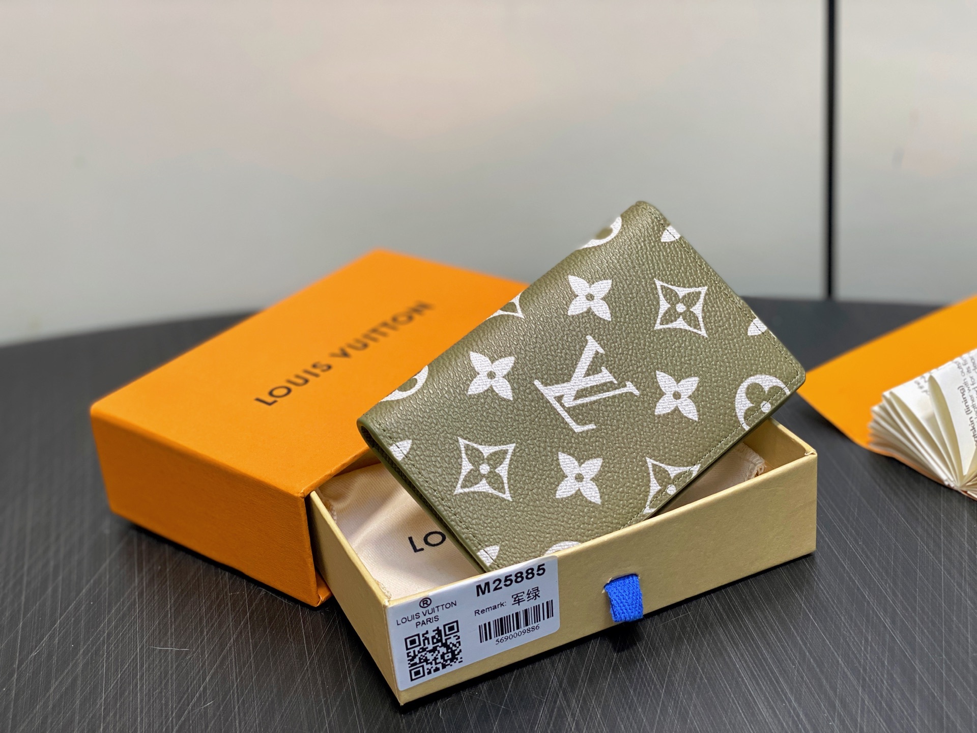 【顶级原单】M25885军绿 卡包钱包 当季新款 口袋钱夹 本款口袋钱夹出自 2024 Taïgaram