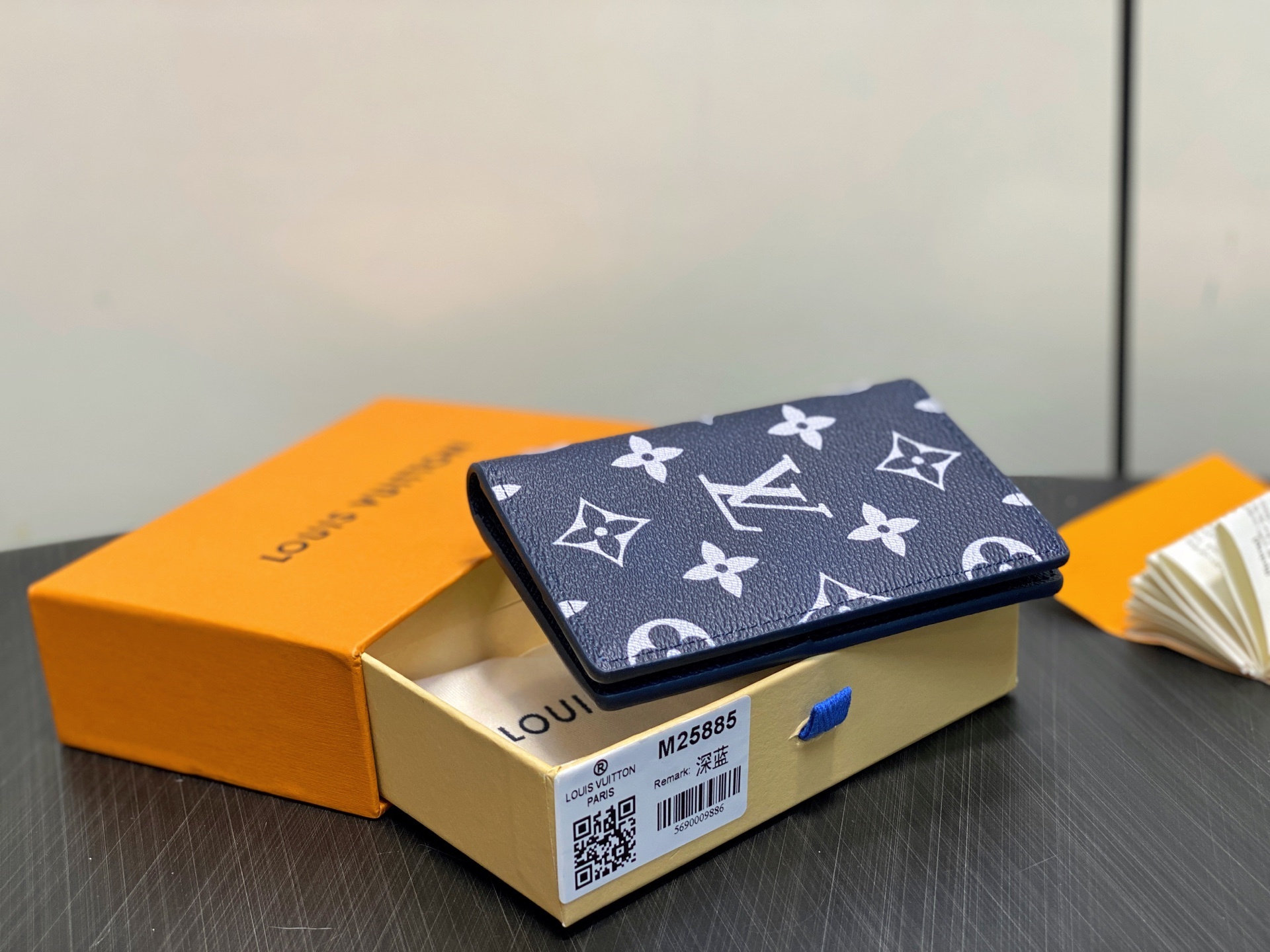 【顶级原单】M25885深蓝 卡包钱包 当季新款 口袋钱夹 本款口袋钱夹出自 2024 Taïgaram