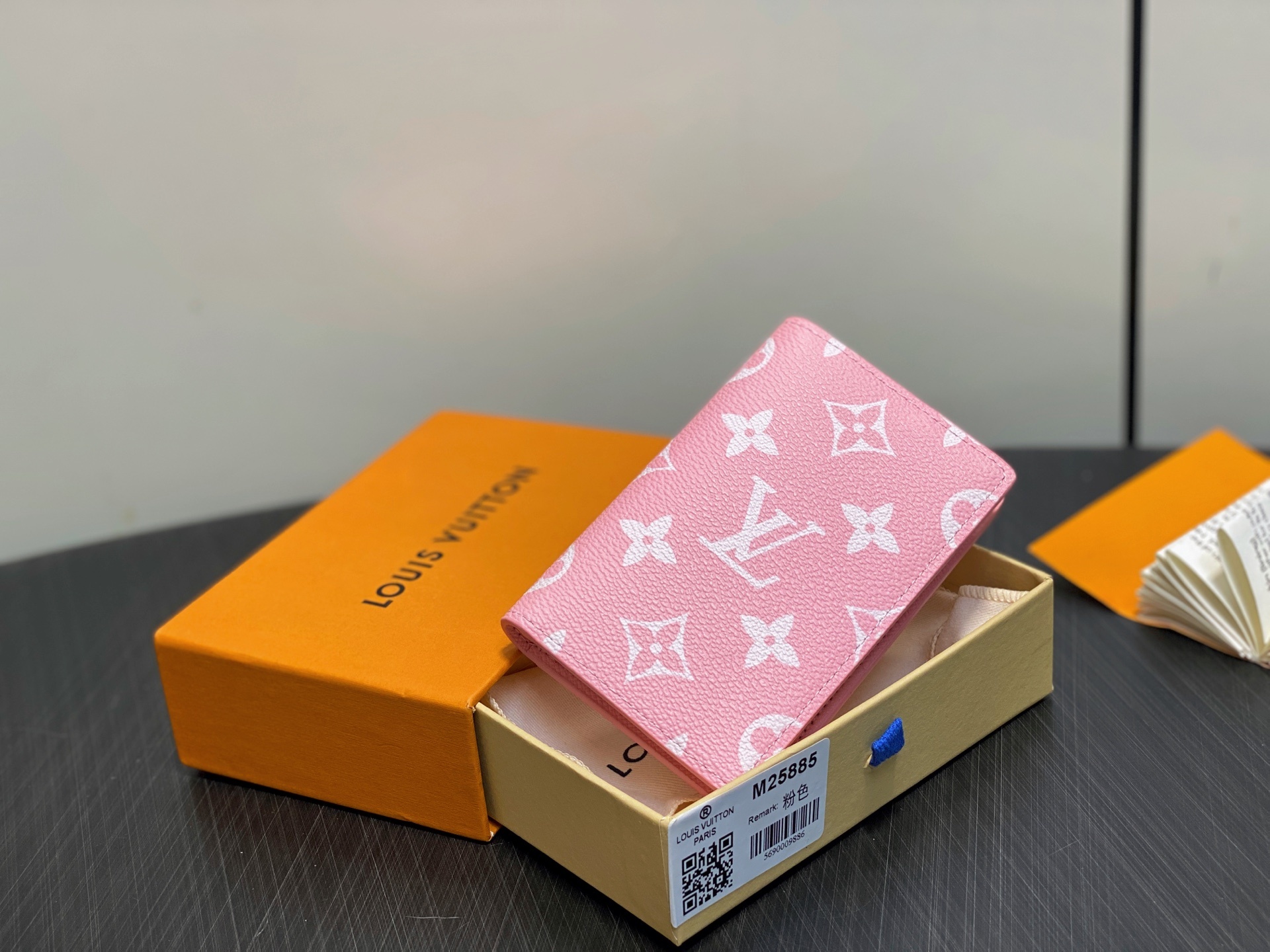 【顶级原单】M25885粉色 卡包钱包 当季新款 口袋钱夹 本款口袋钱夹出自 2024 Taïgaram