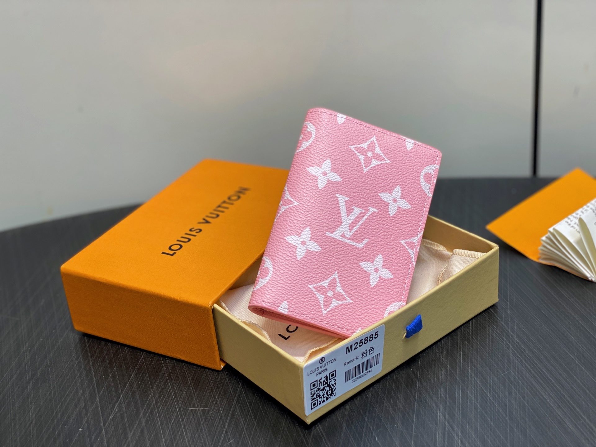 【顶级原单】M25885粉色 卡包钱包 当季新款 口袋钱夹 本款口袋钱夹出自 2024 Taïgaram