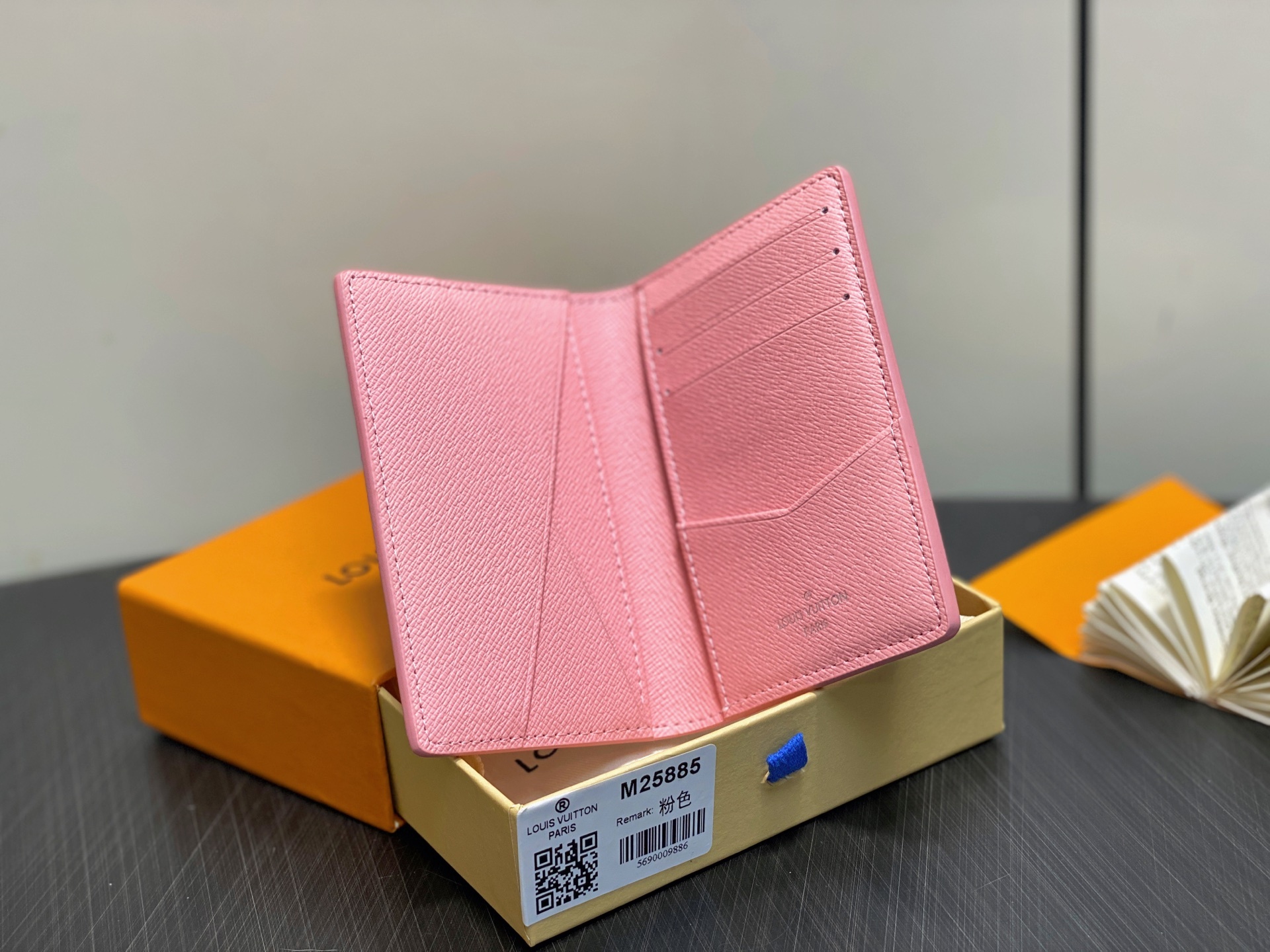 【顶级原单】M25885粉色 卡包钱包 当季新款 口袋钱夹 本款口袋钱夹出自 2024 Taïgaram