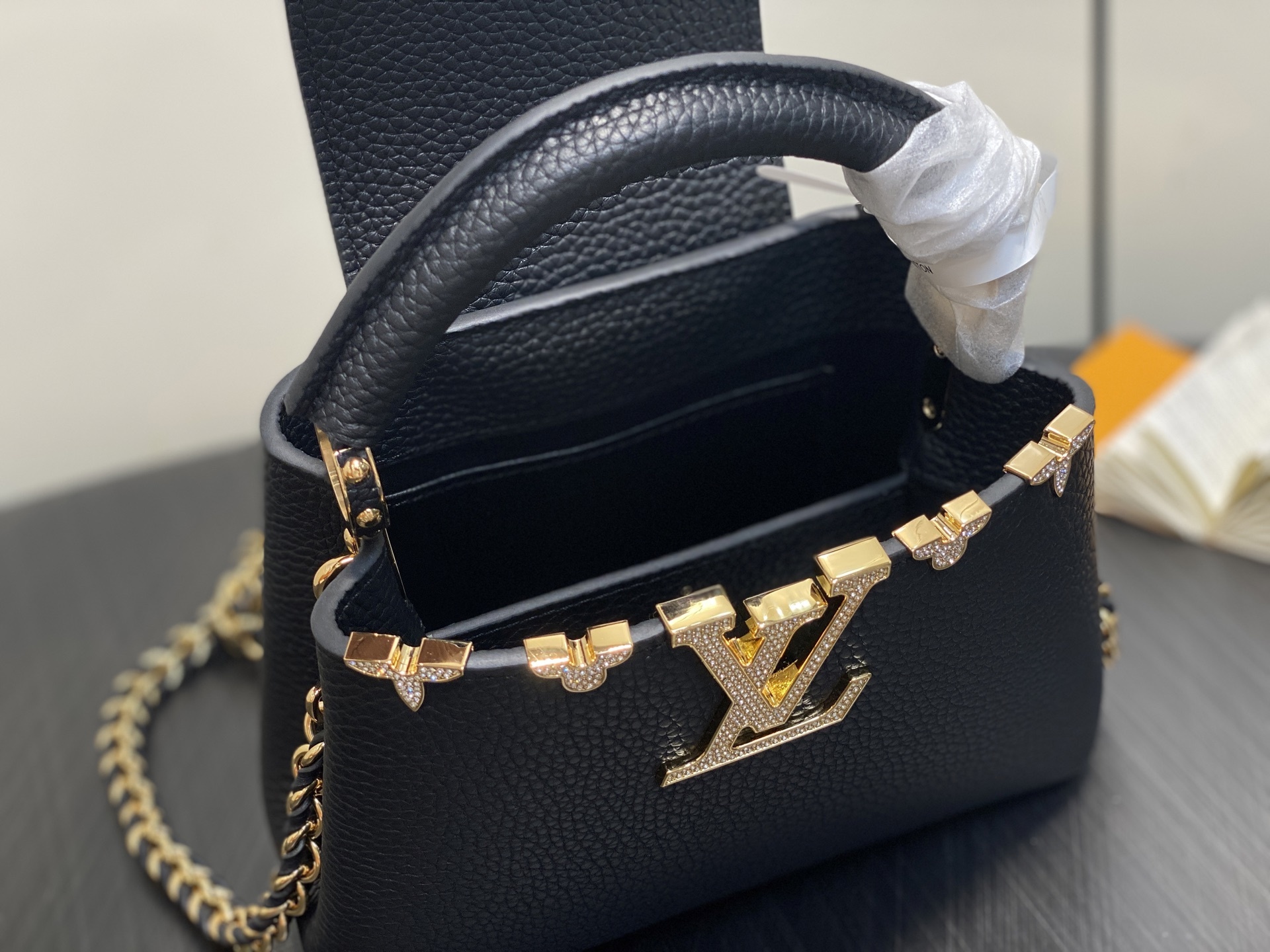 【顶级原单】M48865黑色拼金钻花冠 全皮cap那英款 Capucines 迷你手袋 法国进口小牛皮,