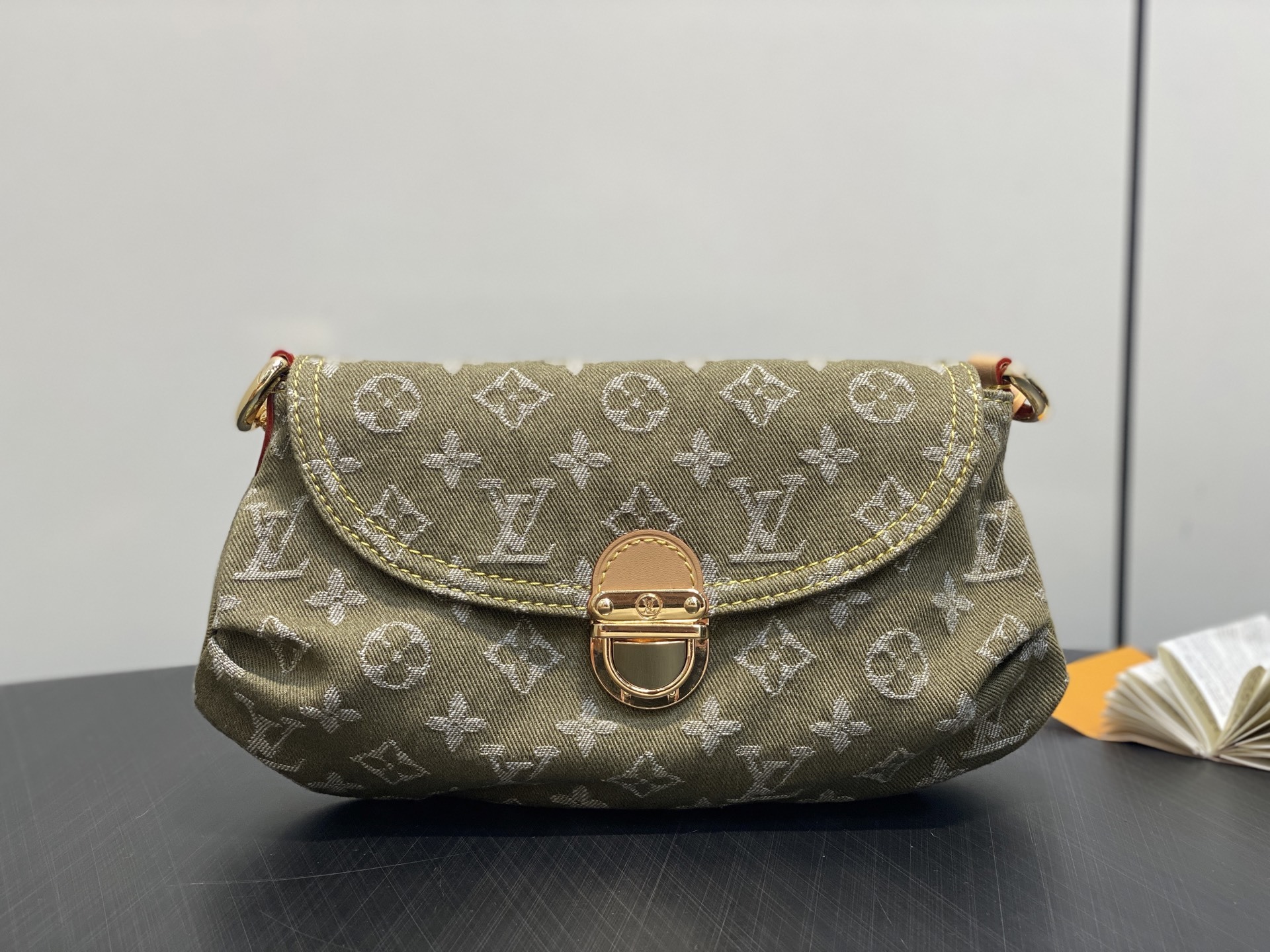 【顶级原单】M95217草绿色 丹宁牛仔腋下包 Vintage 牛仔挎包 中古绝版牛仔手包,夏日必备时尚