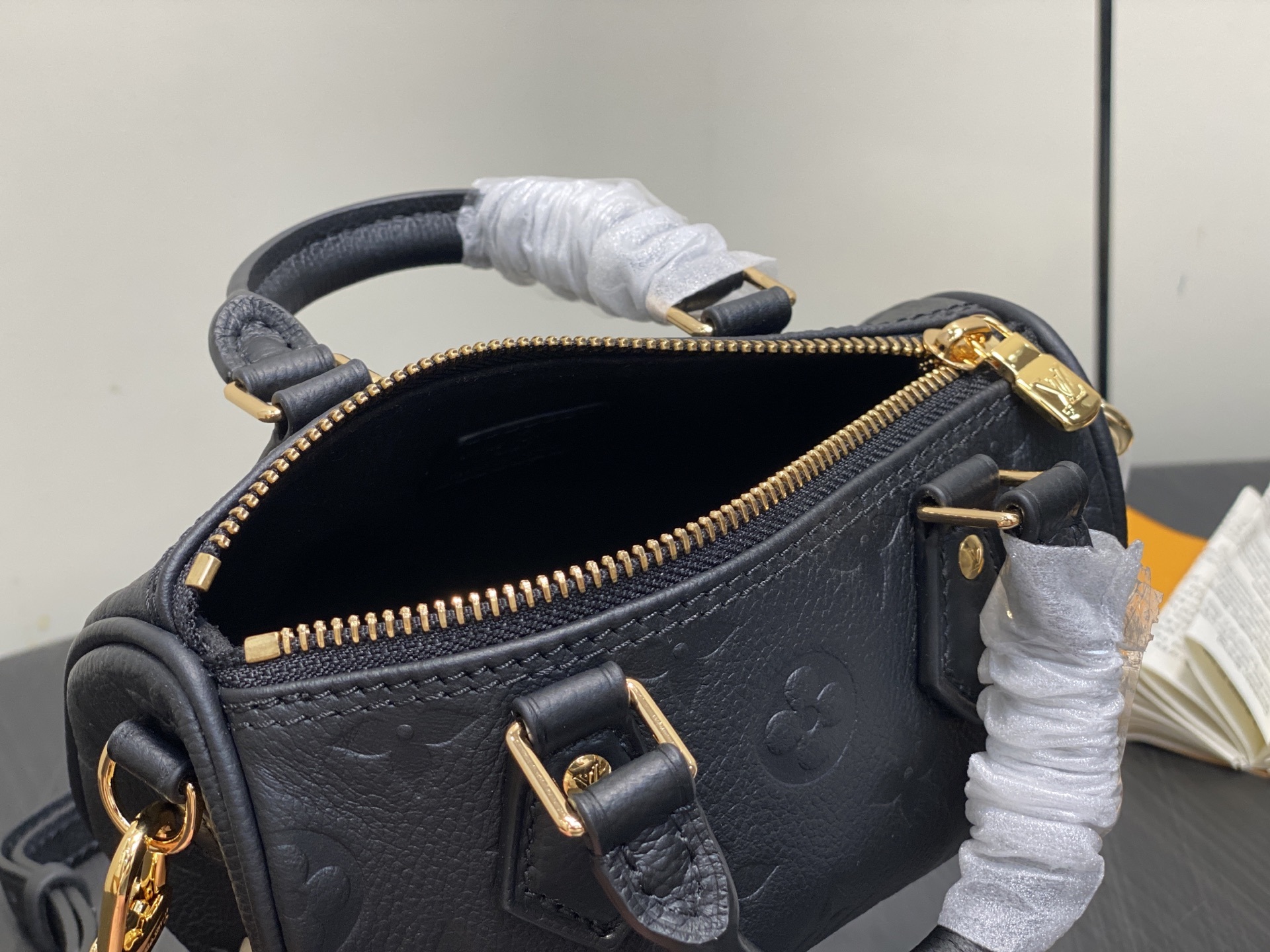 【顶级原单】M82450黑色 全皮压花speedy枕头包 本款 Nano Speedy 手袋 取材 Mo