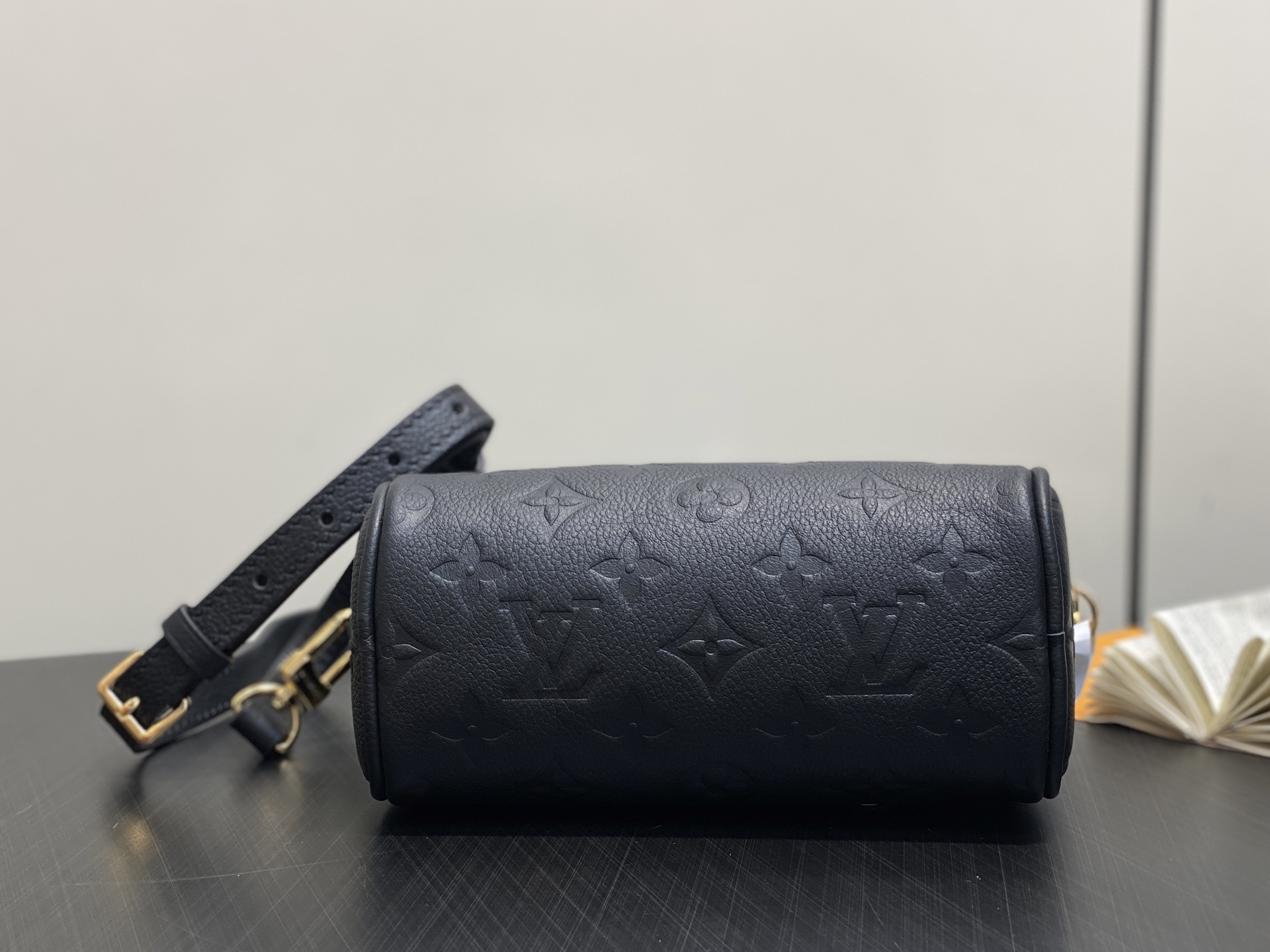 【顶级原单】M82450黑色 全皮压花speedy枕头包 本款 Nano Speedy 手袋 取材 Mo