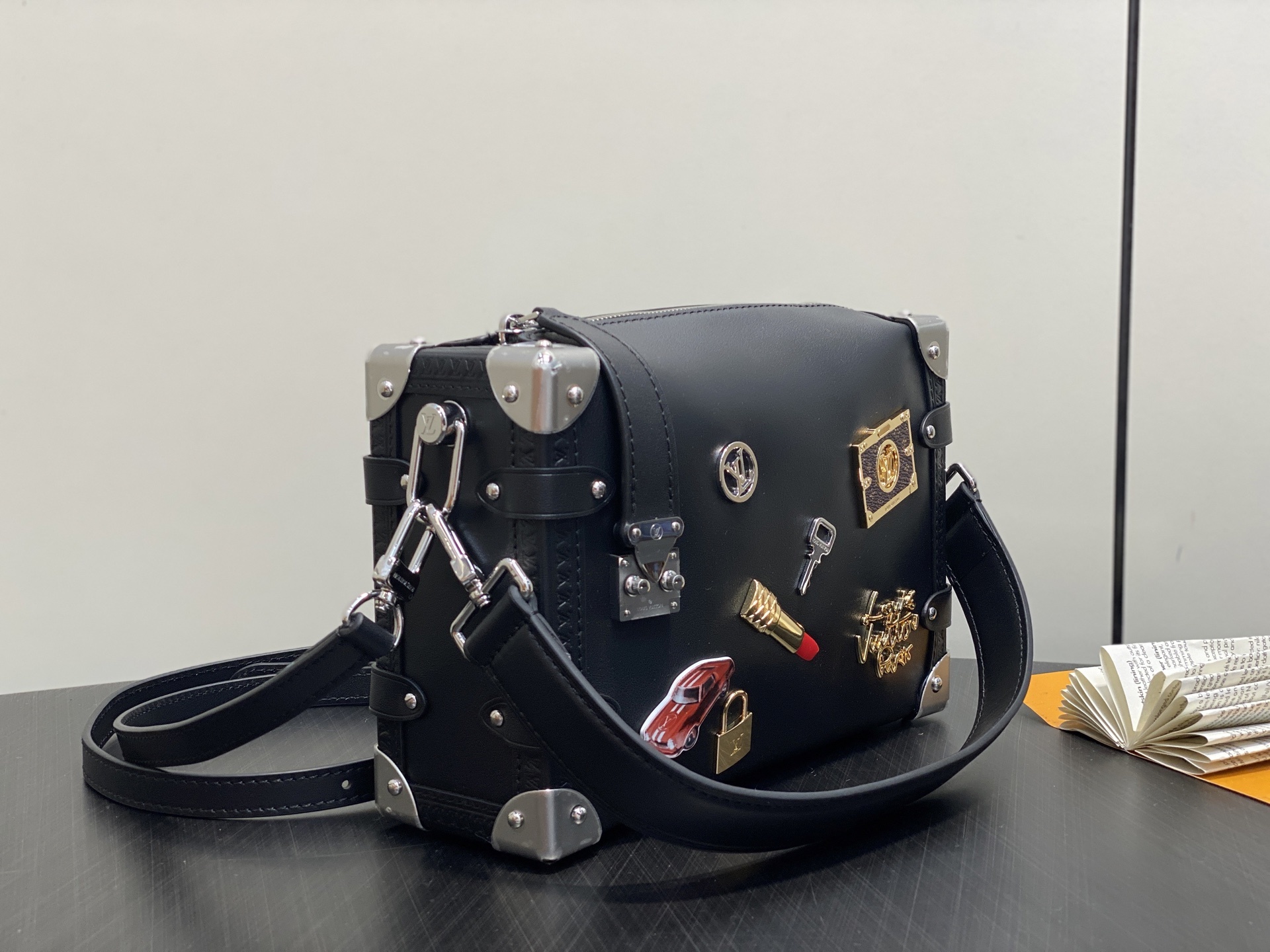 【顶级原单】M25568黑色 口红徽章 全皮软盒子包 SIDE TRUNK 中号手袋 路易威登艺术总监