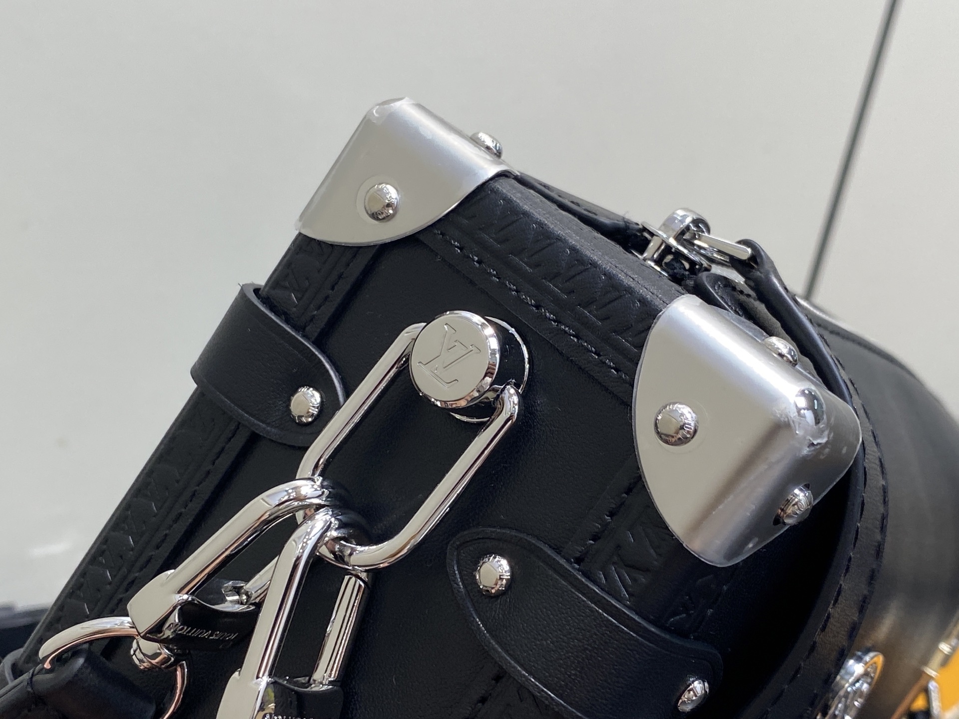 【顶级原单】M25568黑色 口红徽章 全皮软盒子包 SIDE TRUNK 中号手袋 路易威登艺术总监