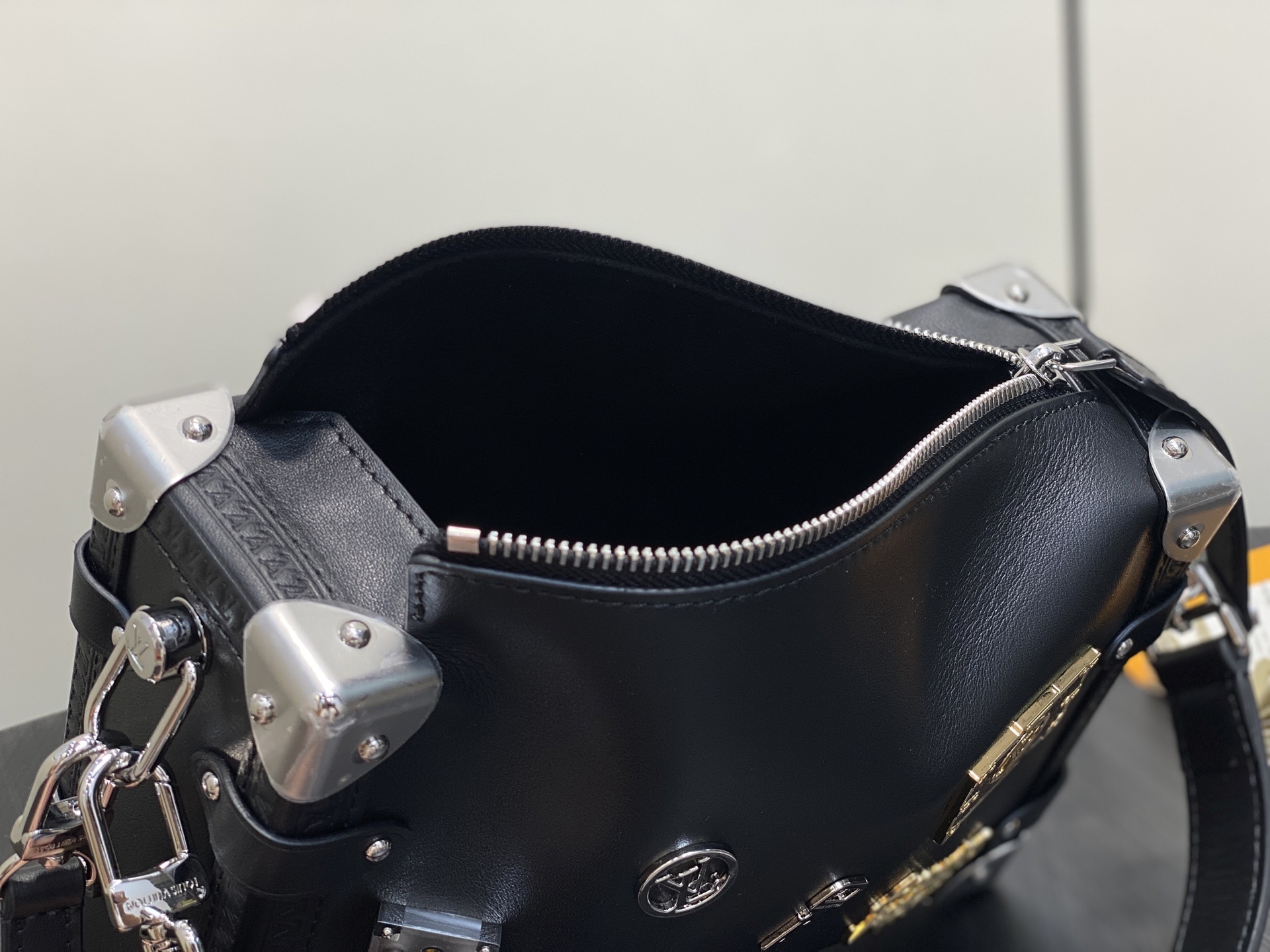 【顶级原单】M25568黑色 口红徽章 全皮软盒子包 SIDE TRUNK 中号手袋 路易威登艺术总监