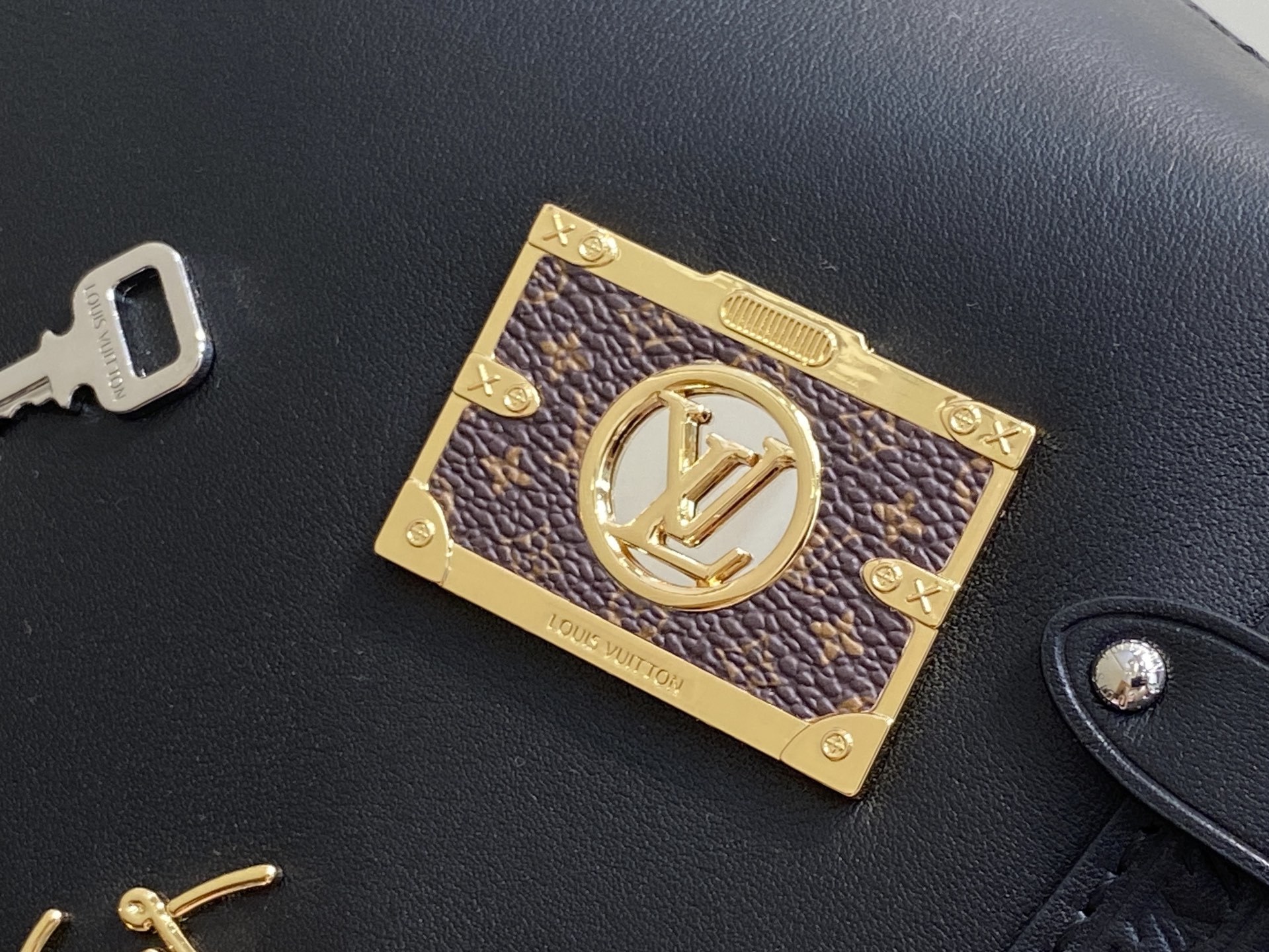 【顶级原单】M25568黑色 口红徽章 全皮软盒子包 SIDE TRUNK 中号手袋 路易威登艺术总监