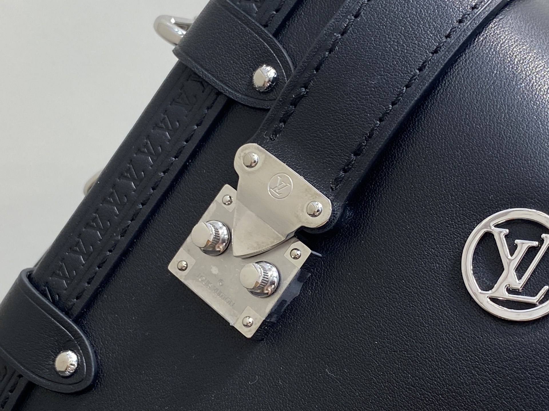 【顶级原单】M25568黑色 口红徽章 全皮软盒子包 SIDE TRUNK 中号手袋 路易威登艺术总监