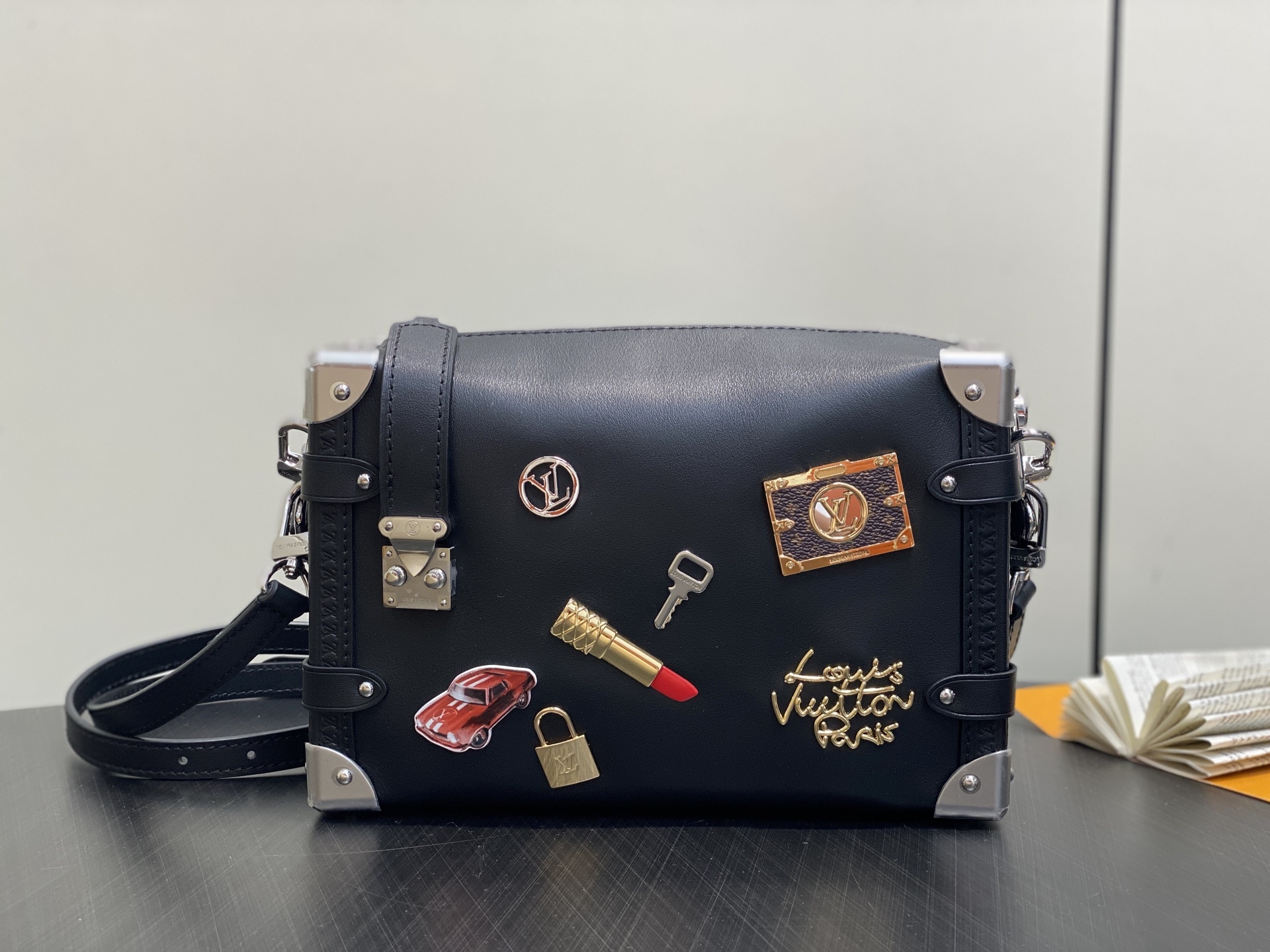 【顶级原单】M25568黑色 口红徽章 全皮软盒子包 SIDE TRUNK 中号手袋 路易威登艺术总监