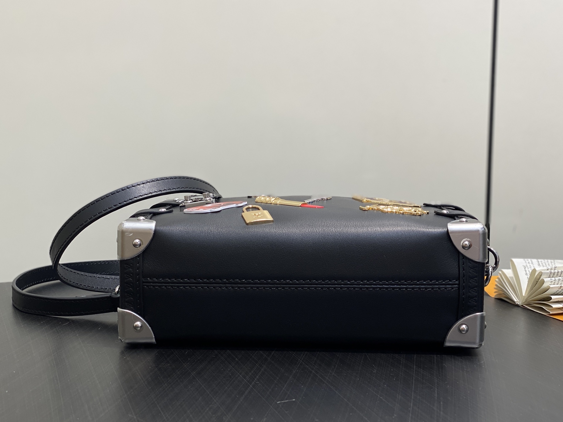 【顶级原单】M25568黑色 口红徽章 全皮软盒子包 SIDE TRUNK 中号手袋 路易威登艺术总监