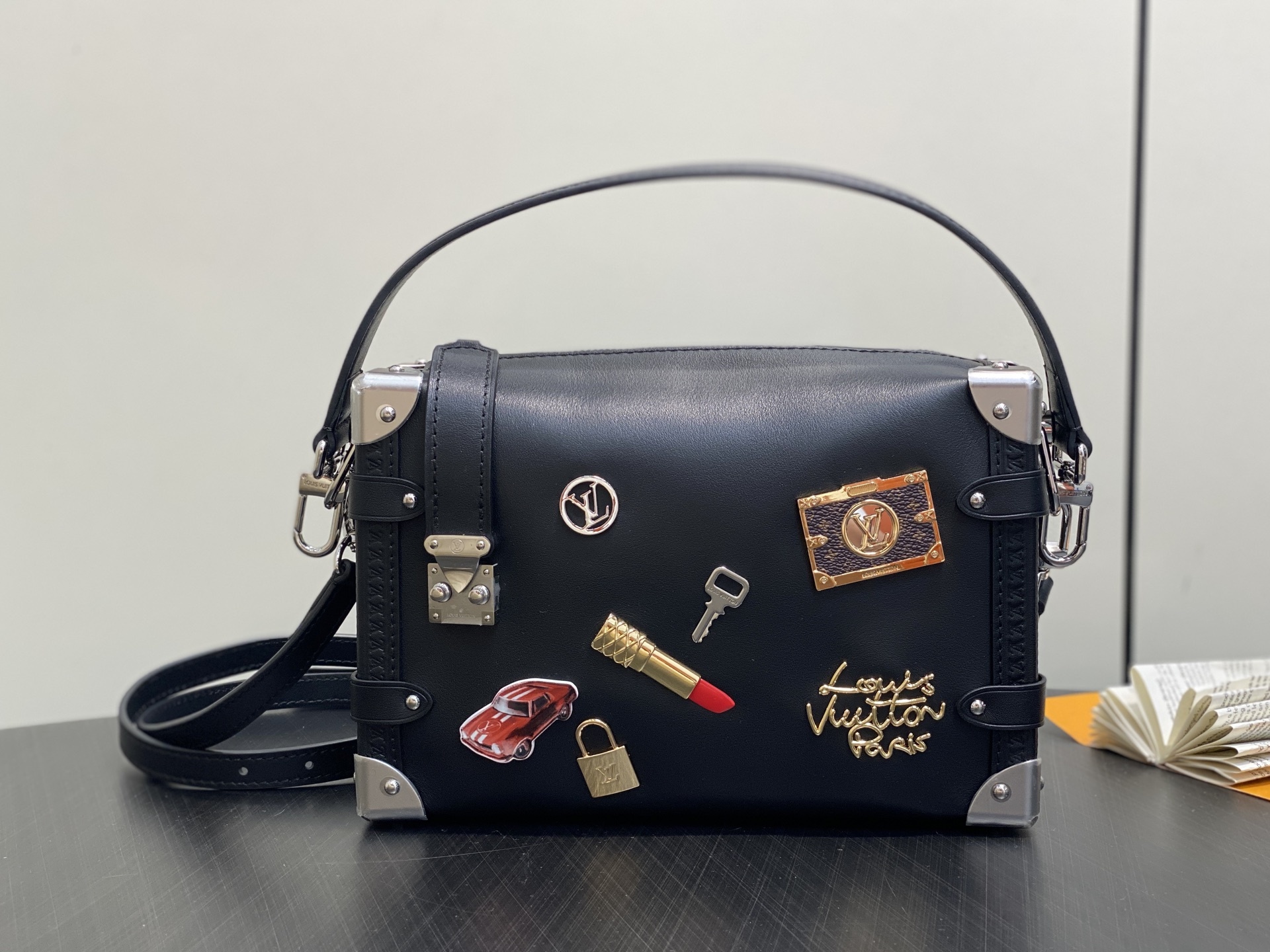 【顶级原单】M25568黑色 口红徽章 全皮软盒子包 SIDE TRUNK 中号手袋 路易威登艺术总监