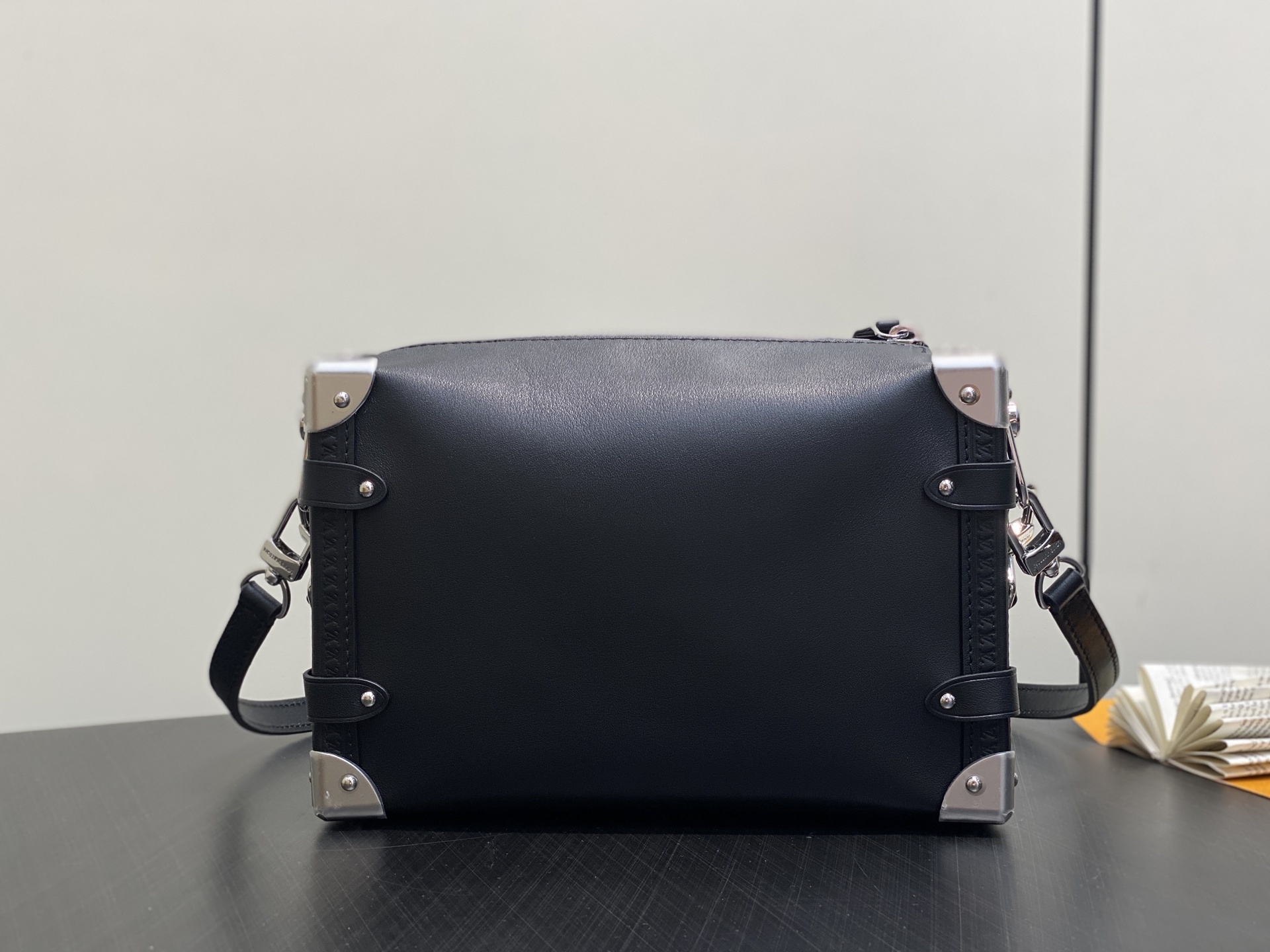 【顶级原单】M25568黑色 口红徽章 全皮软盒子包 SIDE TRUNK 中号手袋 路易威登艺术总监