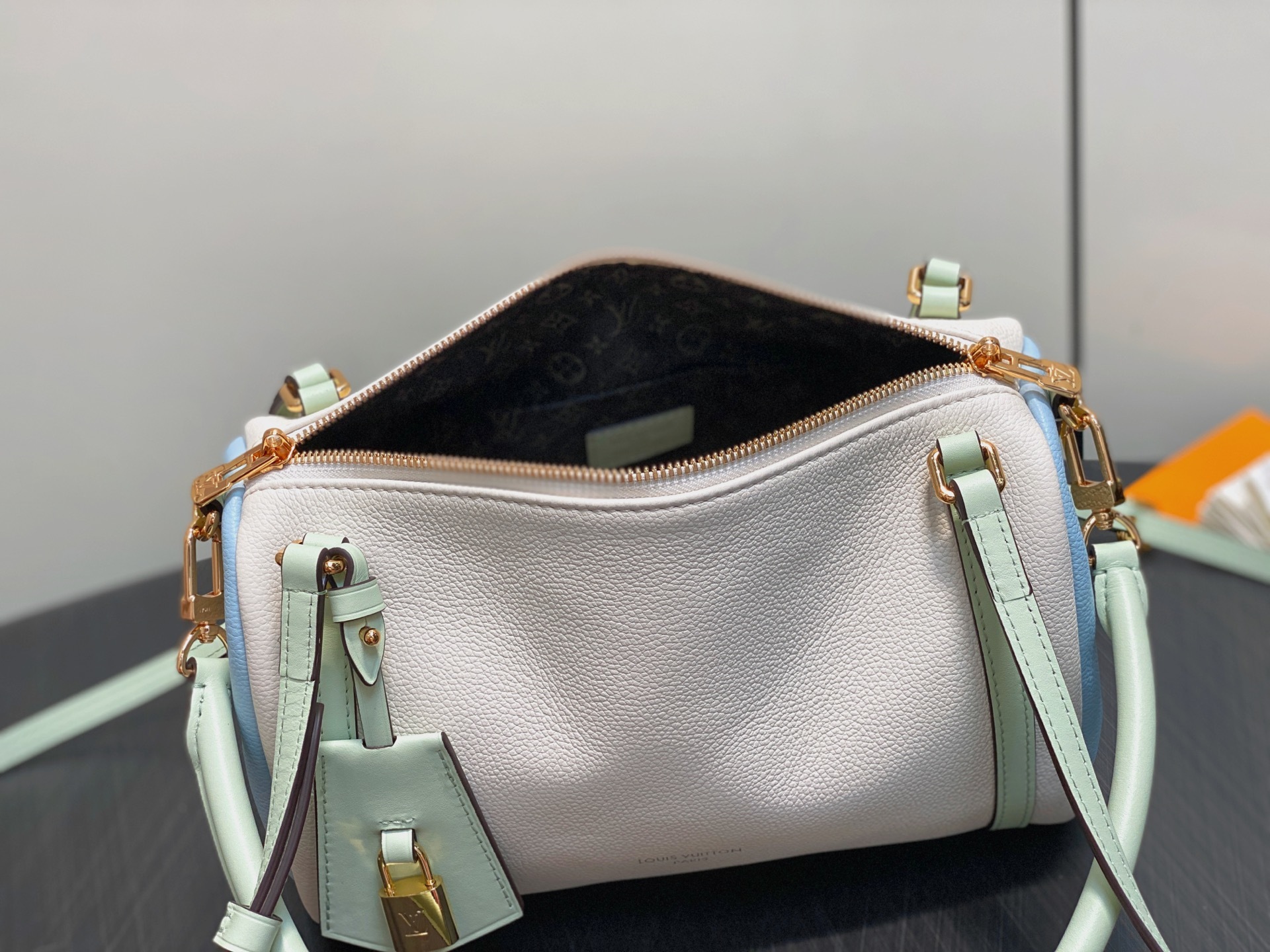 【顶级原单】M26905米白色 M26039全皮枕头包 当季新款 EXPRESS 小号手袋 本款 Exp