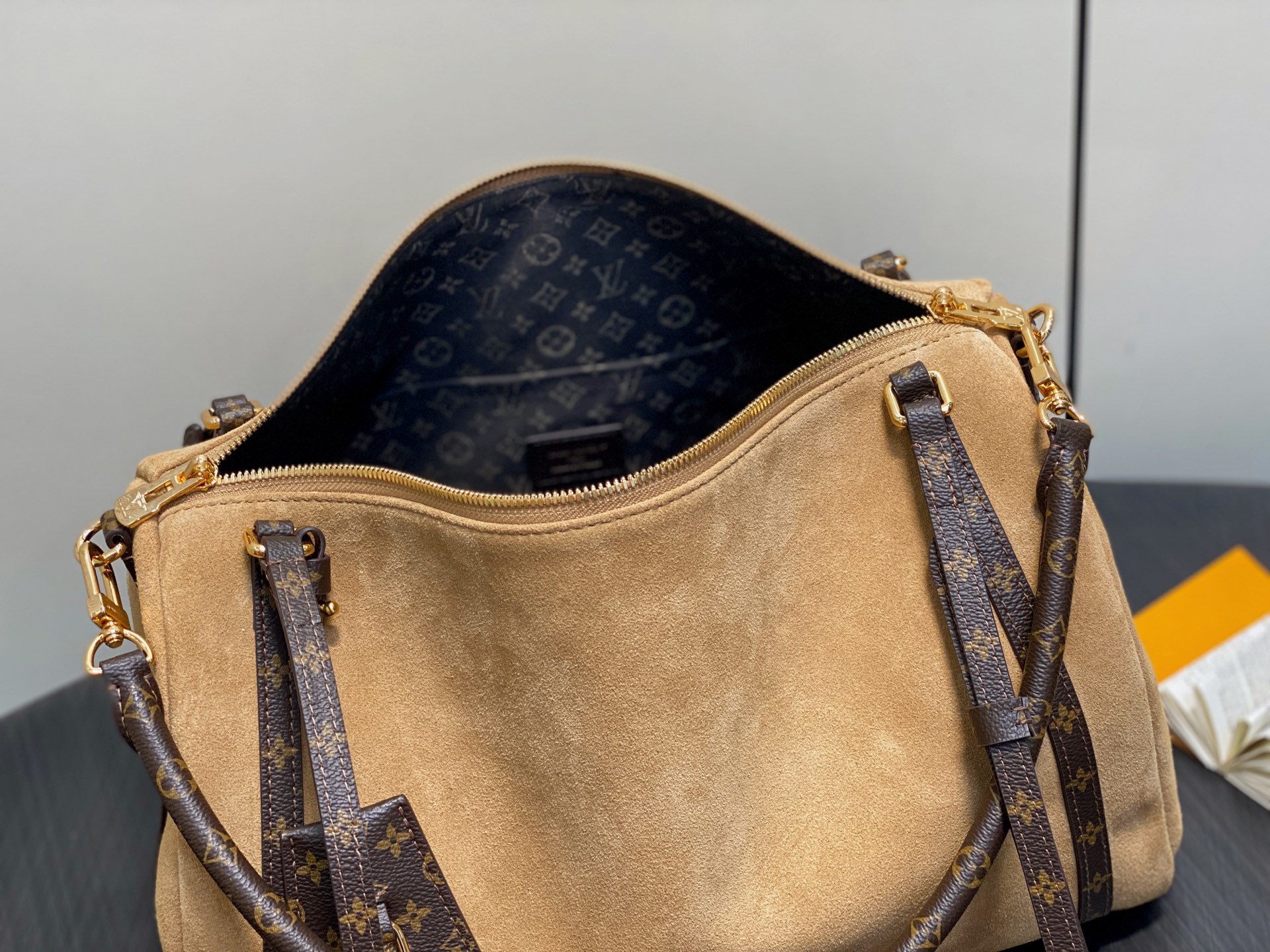 【顶级原单】M26358杏色磨砂皮 全皮speedy枕头包 EXPRESS 中号手袋 m26359 深啡