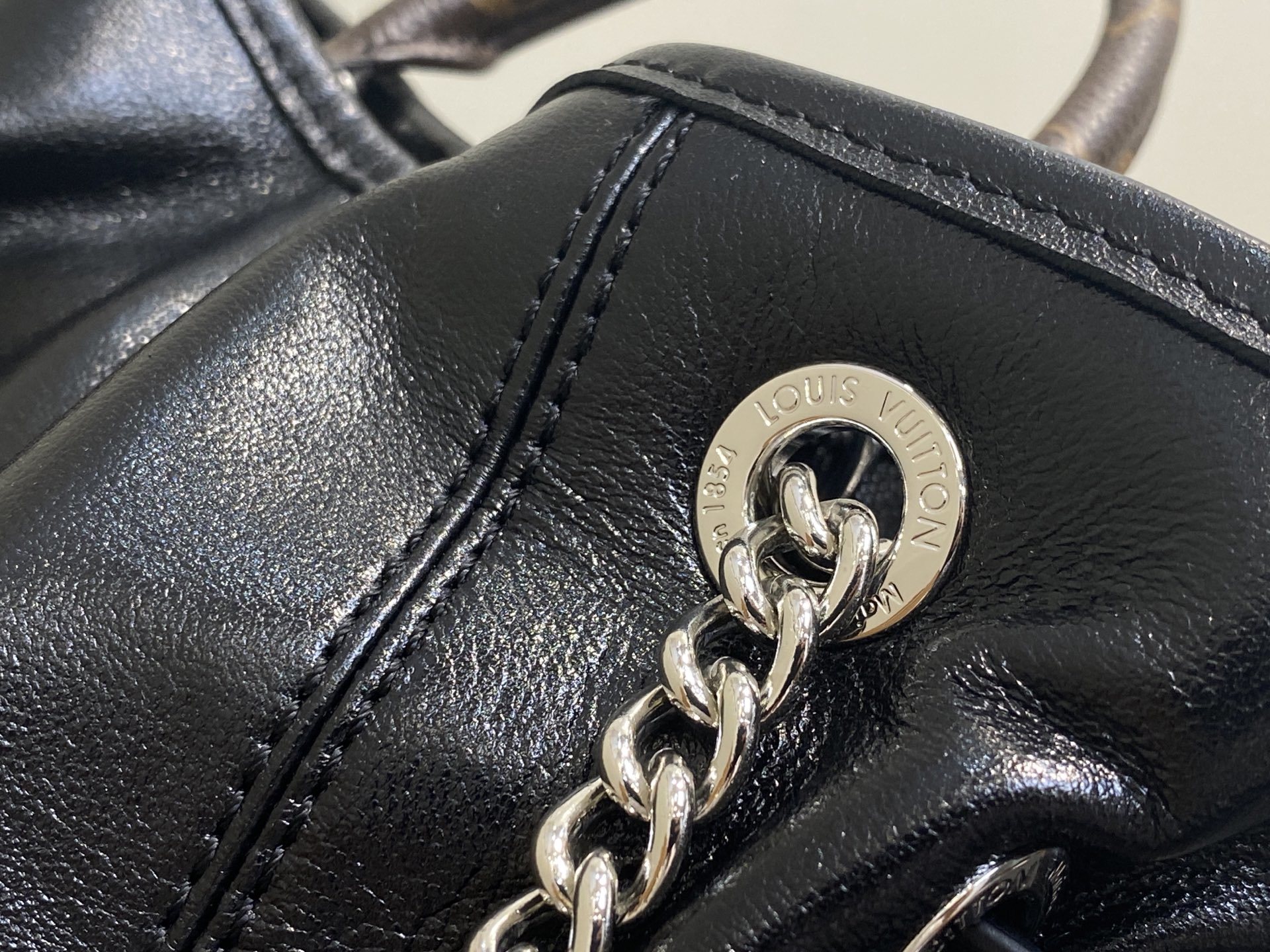 【顶级原单】M25522黑色 全皮链条包双肩包 OFF DUTY VIBE 双肩包 LV Vibe 系列