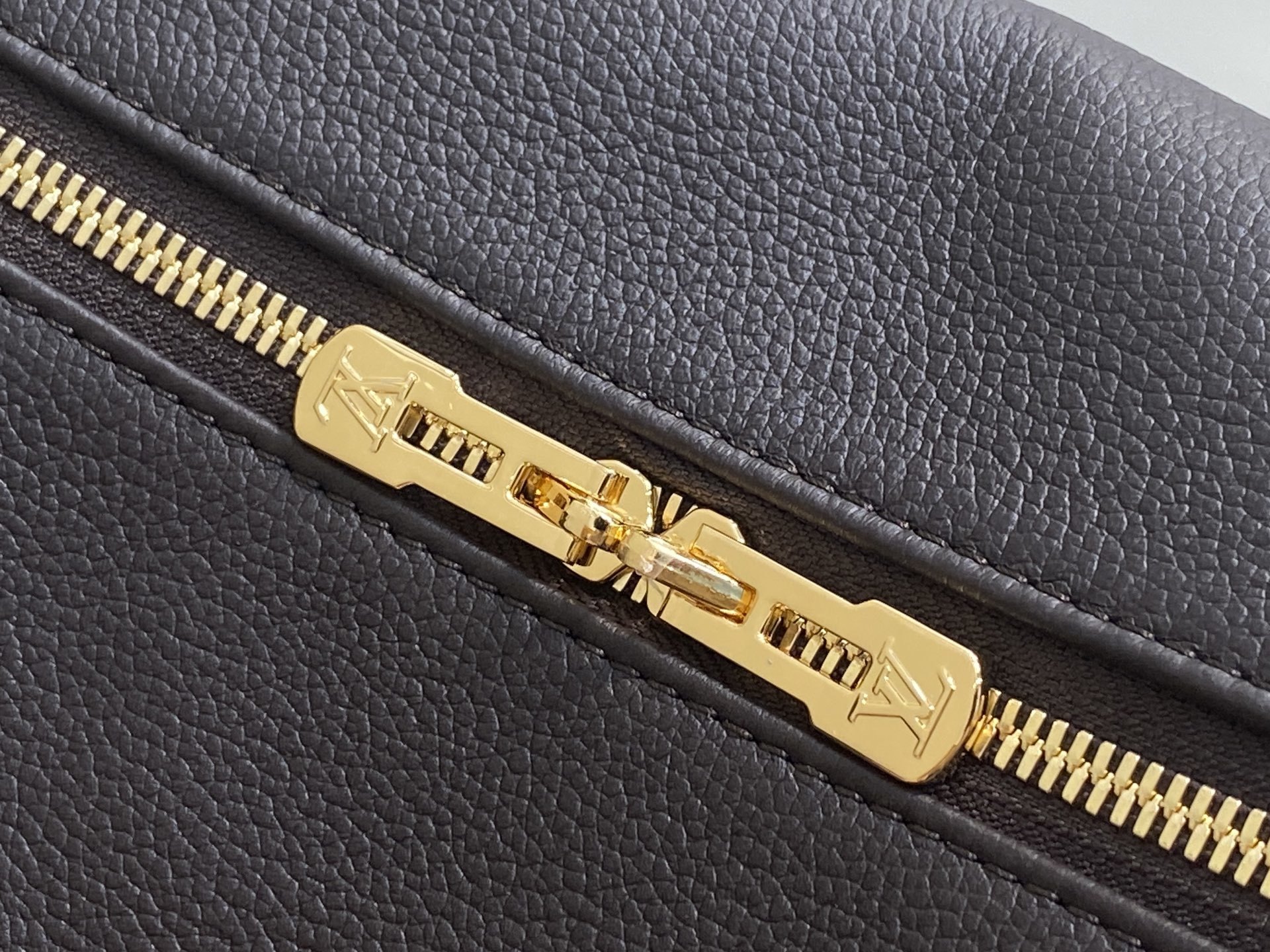 【顶级原单】M26357咖啡 全皮speedy枕头包 EXPRESS 中号手袋 m26359 深啡色(油