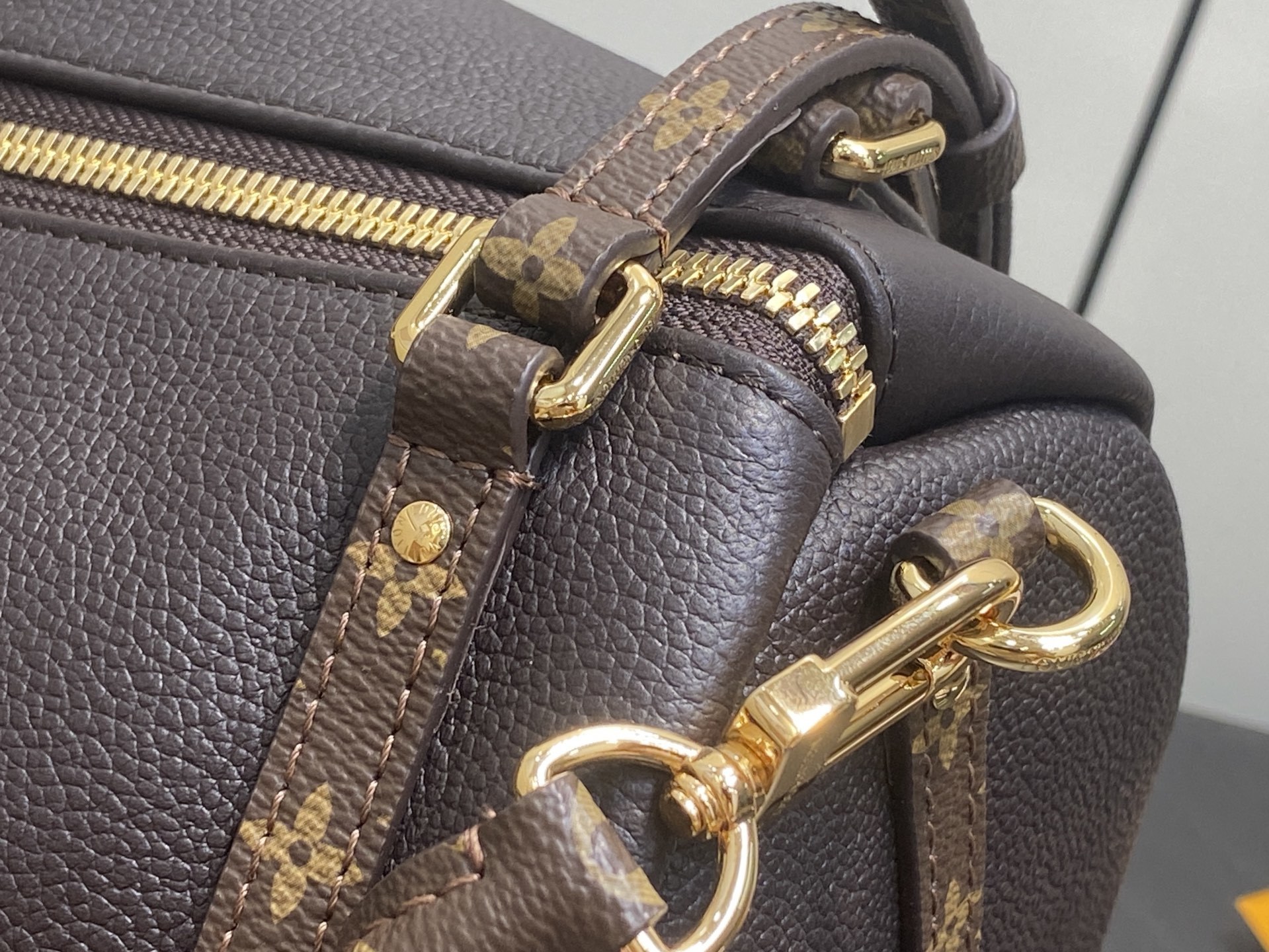 【顶级原单】M26357咖啡 全皮speedy枕头包 EXPRESS 中号手袋 m26359 深啡色(油