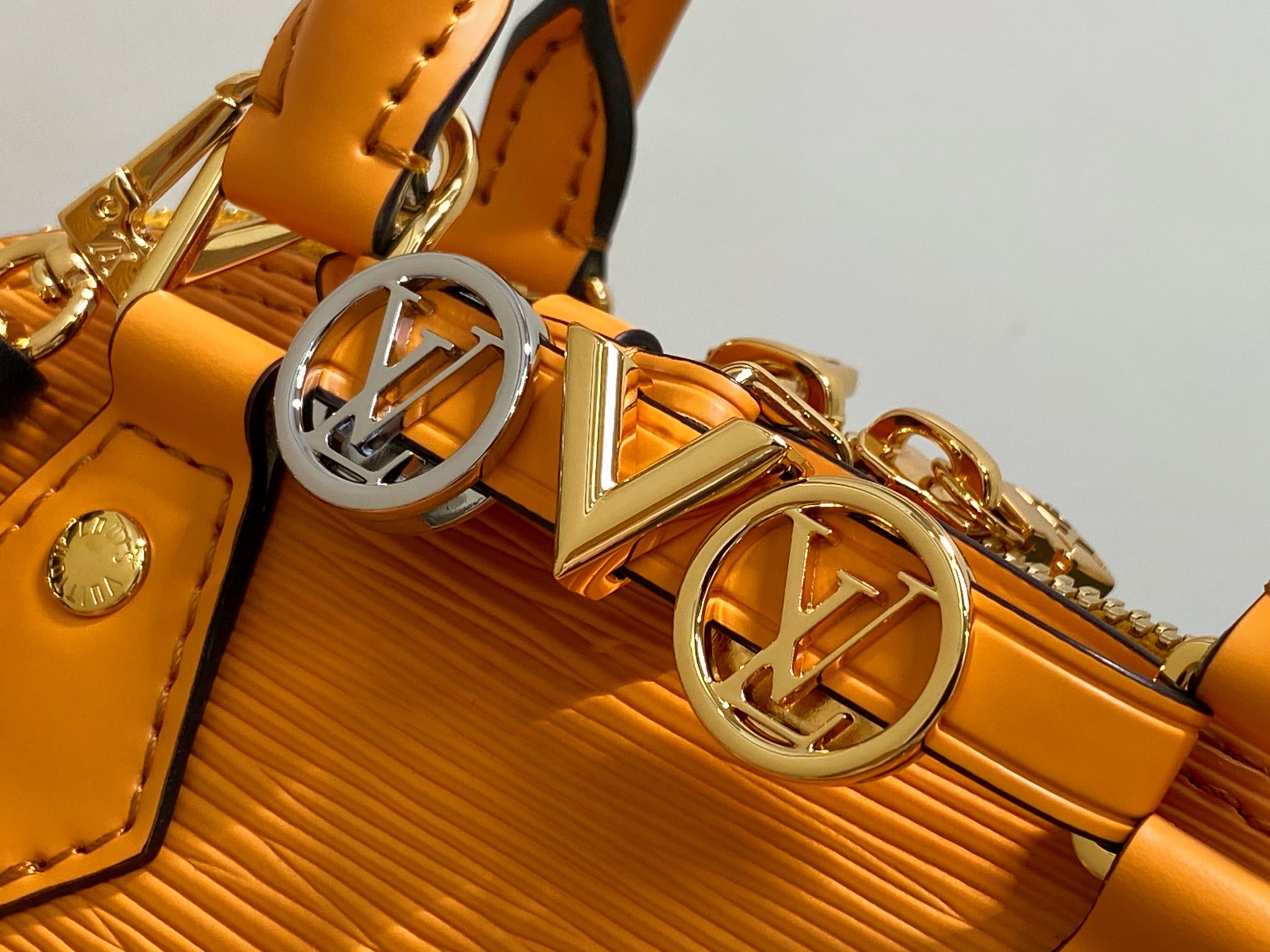 【顶级原单】K00015姜黄色 水波纹链条贝壳包 本款 Alma 迷你手袋 出自 LV&I 定制系列,选