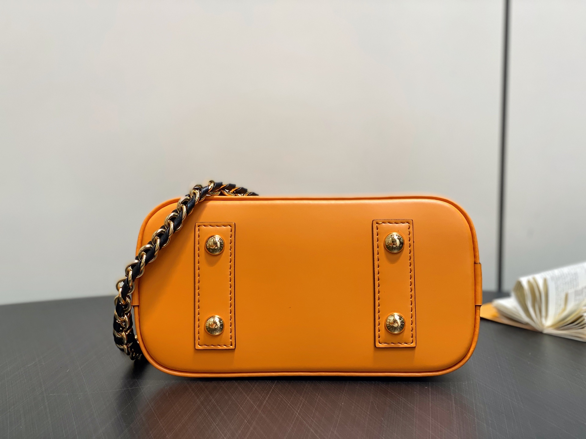 【顶级原单】K00015姜黄色 水波纹链条贝壳包 本款 Alma 迷你手袋 出自 LV&I 定制系列,选