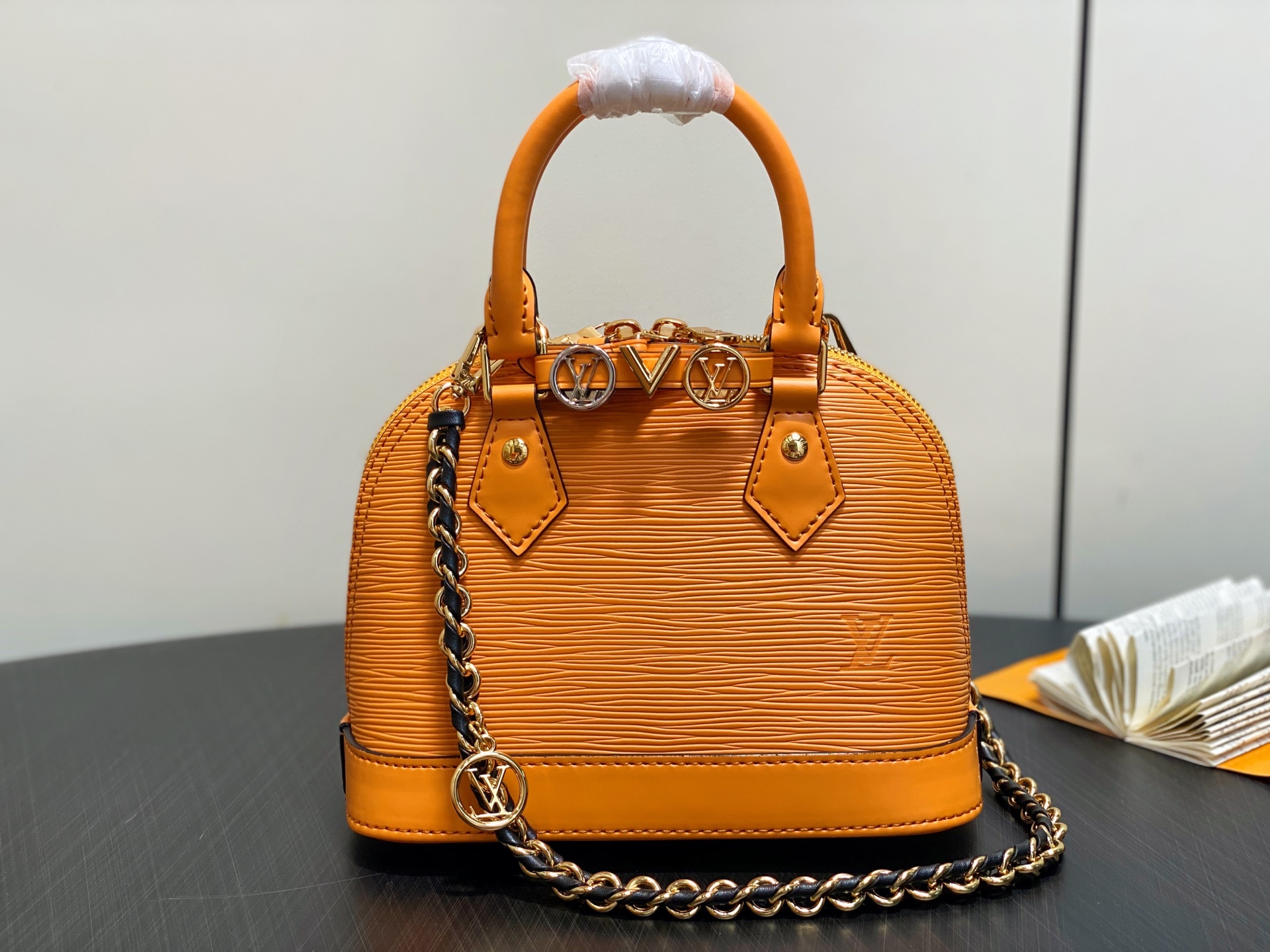 【顶级原单】K00015姜黄色 水波纹链条贝壳包 本款 Alma 迷你手袋 出自 LV&I 定制系列,选