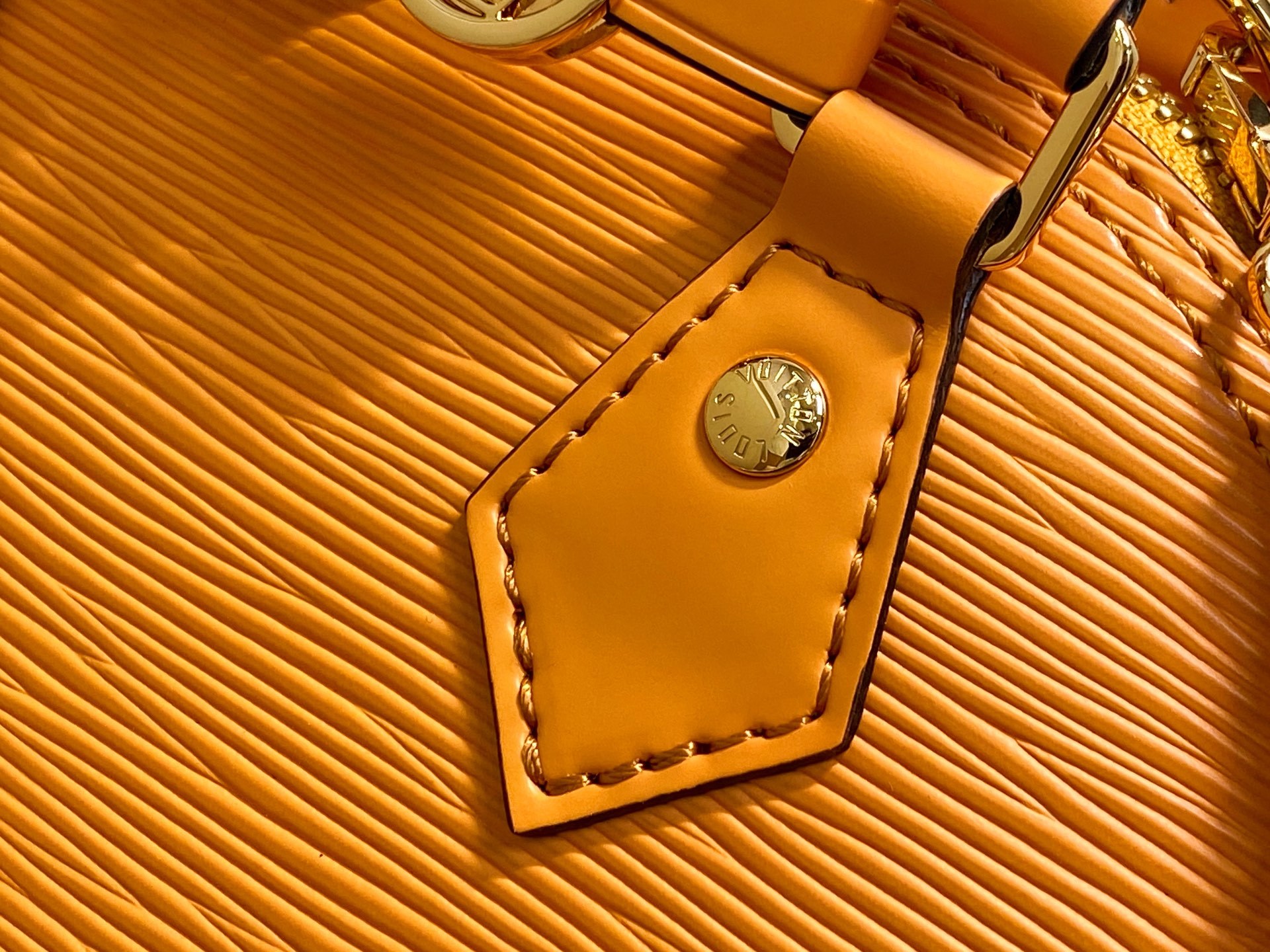 【顶级原单】K00015姜黄色 水波纹链条贝壳包 本款 Alma 迷你手袋 出自 LV&I 定制系列,选