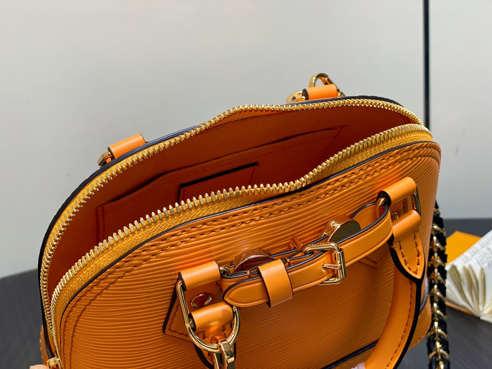 【顶级原单】K00015姜黄色 水波纹链条贝壳包 本款 Alma 迷你手袋 出自 LV&I 定制系列,选