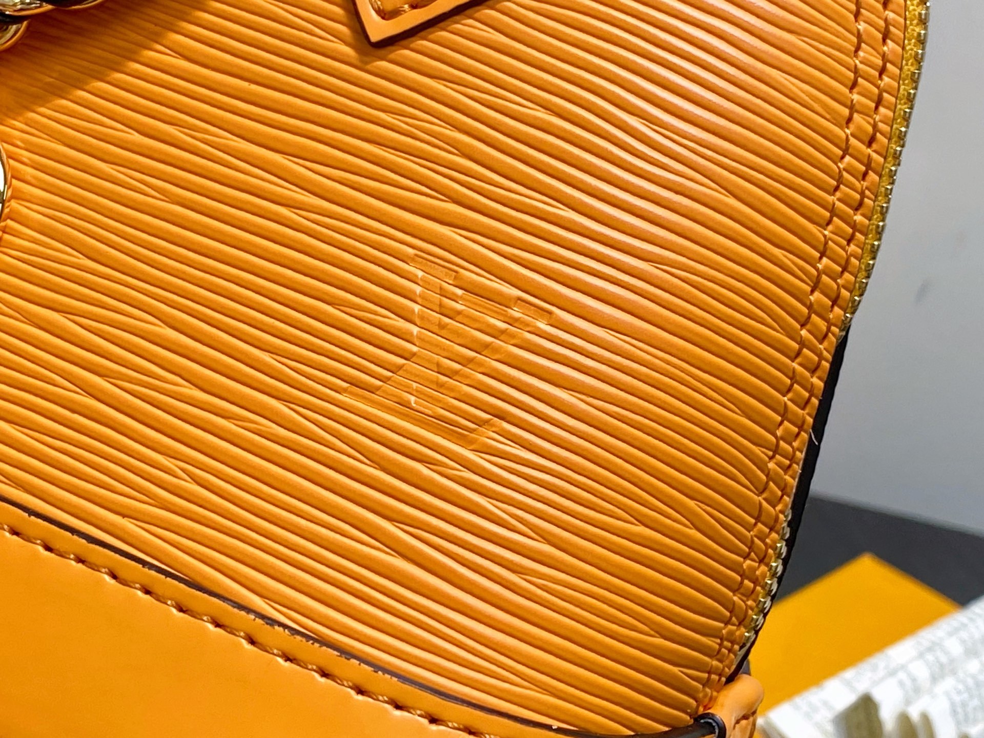 【顶级原单】K00015姜黄色 水波纹链条贝壳包 本款 Alma 迷你手袋 出自 LV&I 定制系列,选