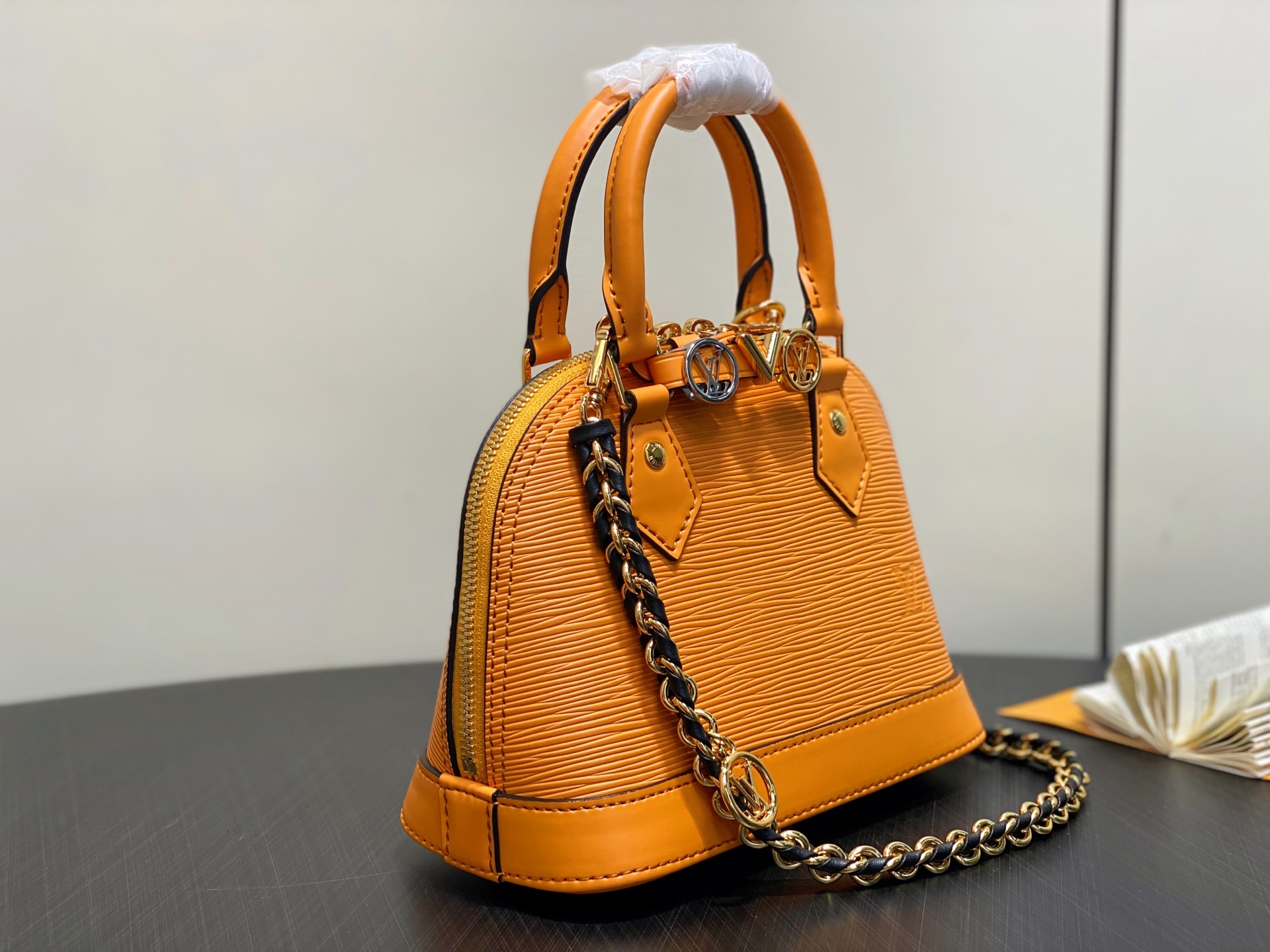 【顶级原单】K00015姜黄色 水波纹链条贝壳包 本款 Alma 迷你手袋 出自 LV&I 定制系列,选
