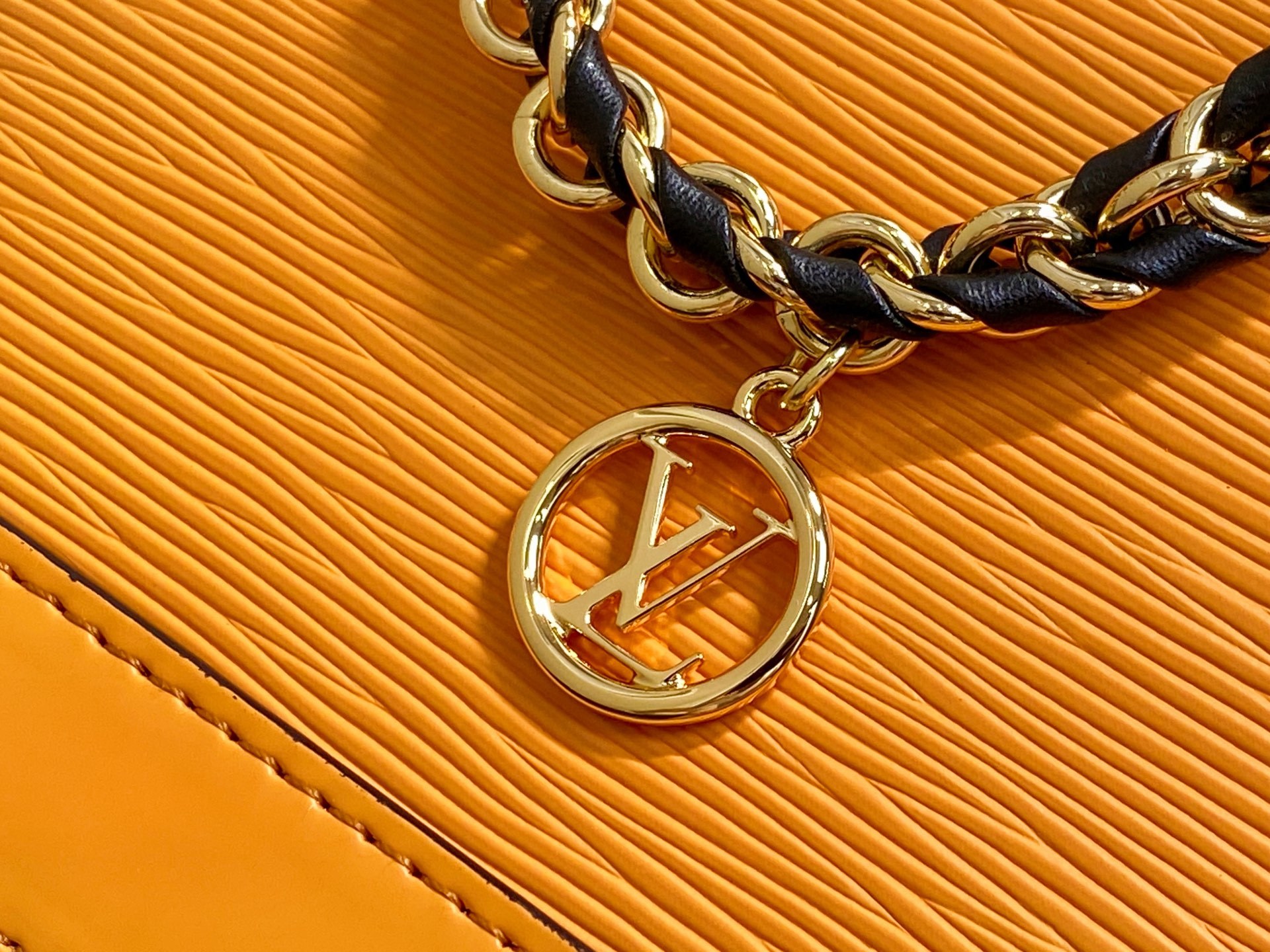 【顶级原单】K00015姜黄色 水波纹链条贝壳包 本款 Alma 迷你手袋 出自 LV&I 定制系列,选