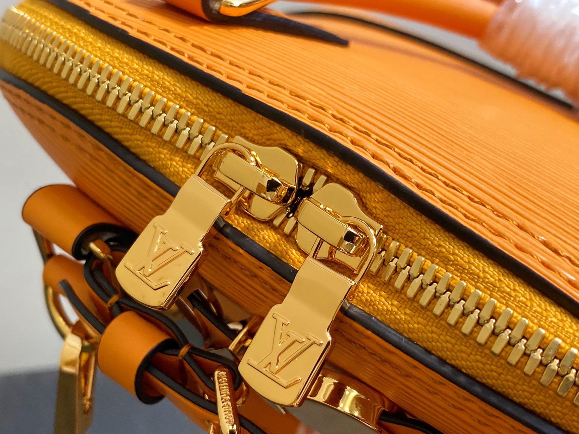 【顶级原单】K00015姜黄色 水波纹链条贝壳包 本款 Alma 迷你手袋 出自 LV&I 定制系列,选