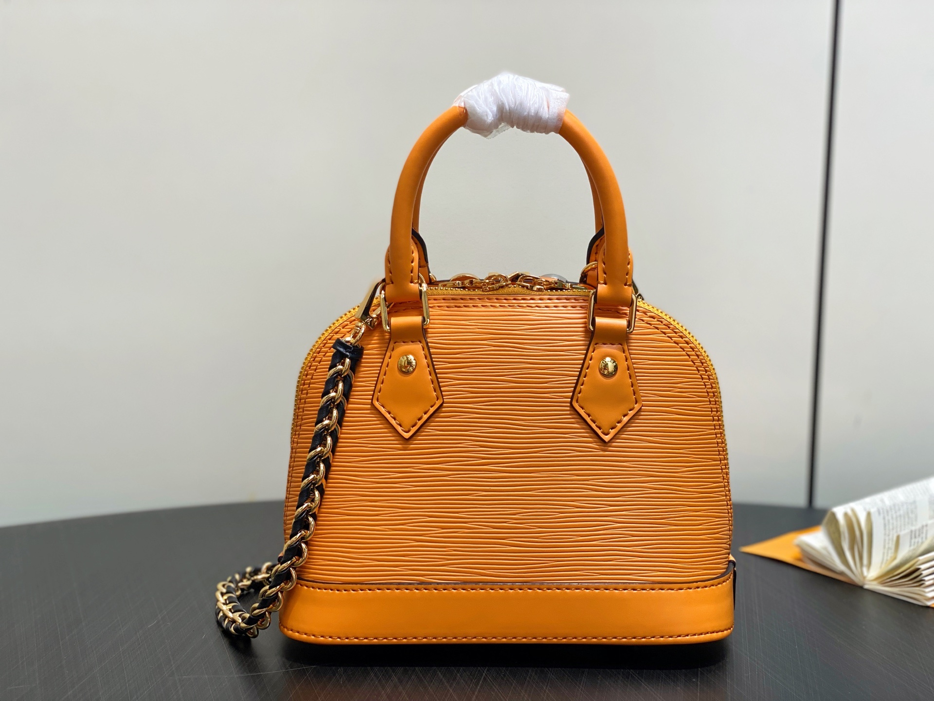 【顶级原单】K00015姜黄色 水波纹链条贝壳包 本款 Alma 迷你手袋 出自 LV&I 定制系列,选