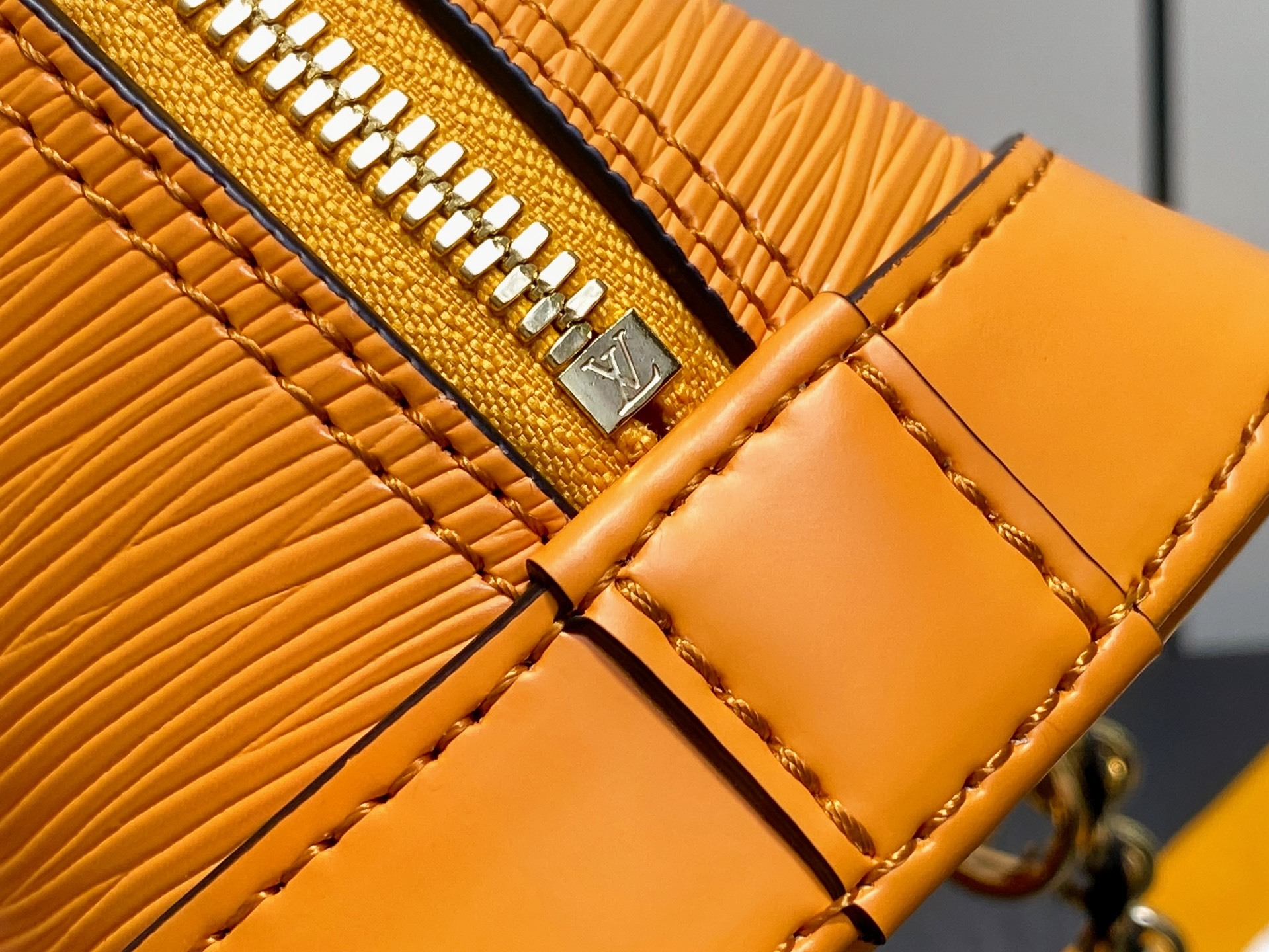 【顶级原单】K00015姜黄色 水波纹链条贝壳包 本款 Alma 迷你手袋 出自 LV&I 定制系列,选