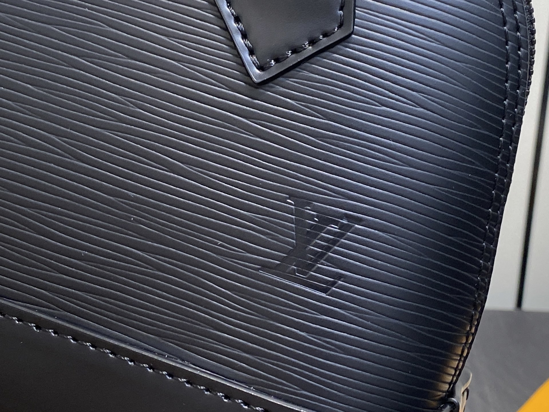 【顶级原单】K00015黑色 水波纹链条贝壳包 本款 Alma 迷你手袋 出自 LV&I 定制系列,选用