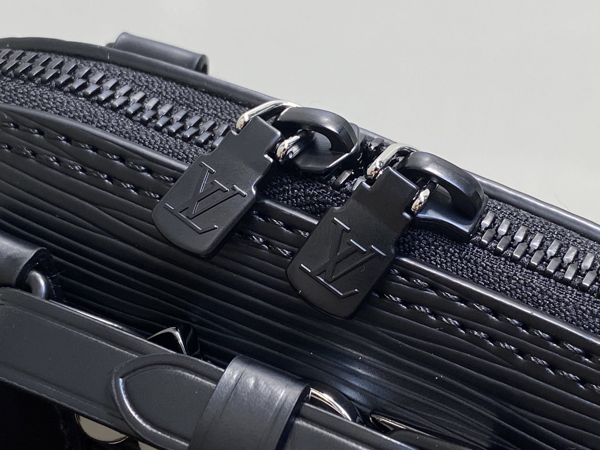 【顶级原单】K00015黑色 水波纹链条贝壳包 本款 Alma 迷你手袋 出自 LV&I 定制系列,选用