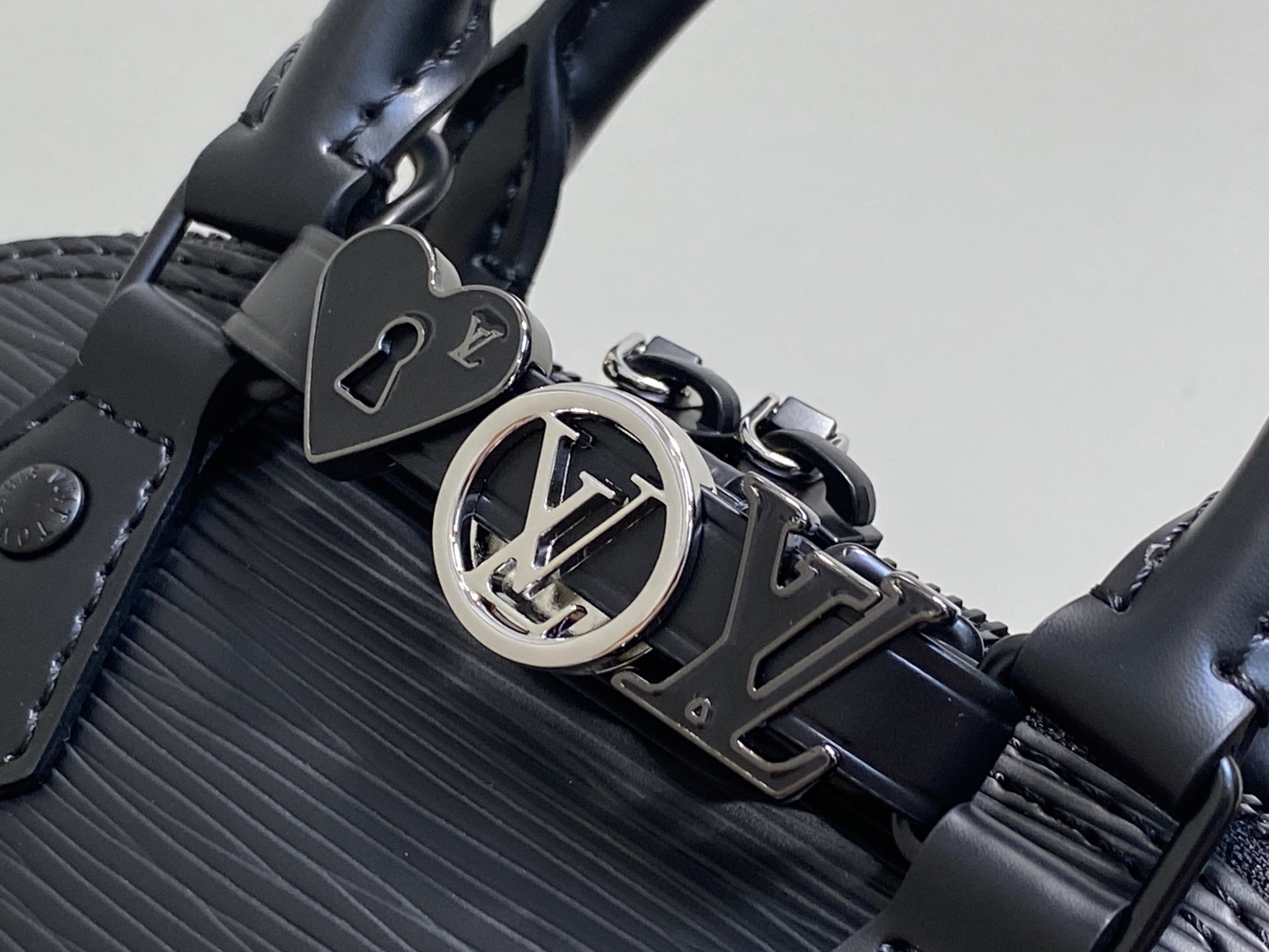 【顶级原单】K00015黑色 水波纹链条贝壳包 本款 Alma 迷你手袋 出自 LV&I 定制系列,选用