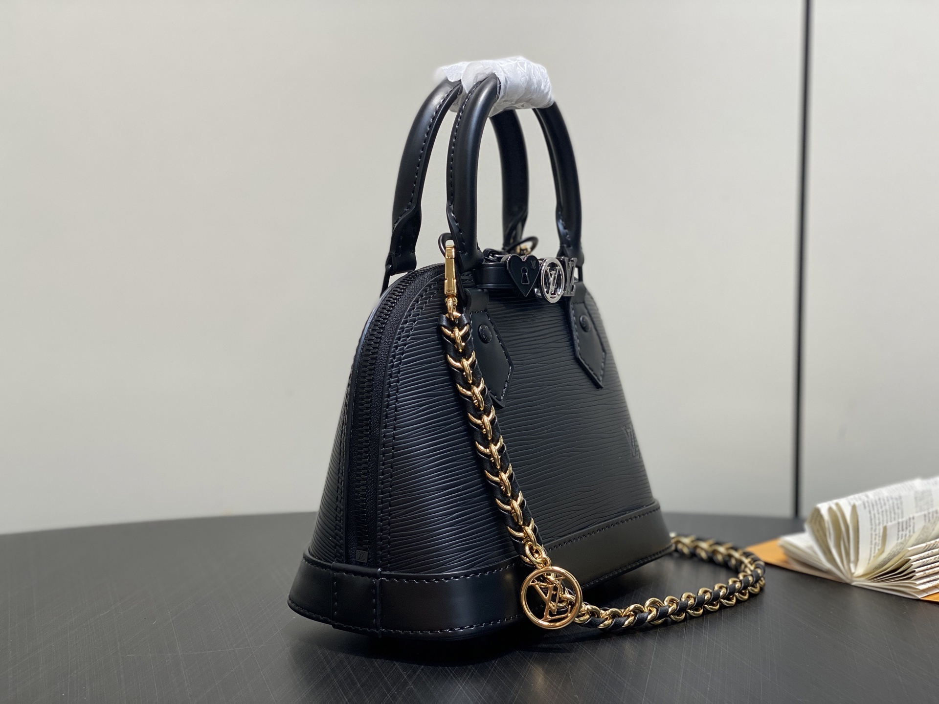 【顶级原单】K00015黑色 水波纹链条贝壳包 本款 Alma 迷你手袋 出自 LV&I 定制系列,选用