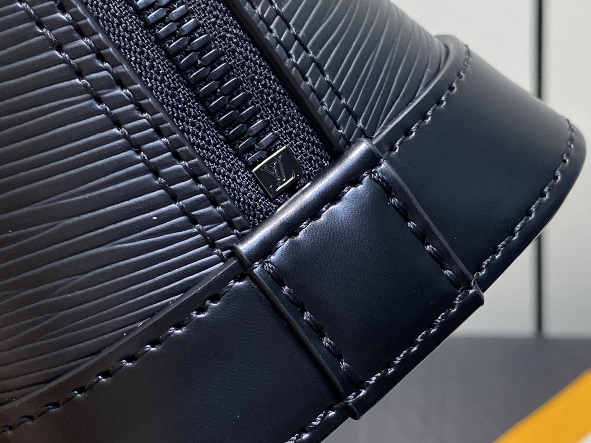 【顶级原单】K00015黑色 水波纹链条贝壳包 本款 Alma 迷你手袋 出自 LV&I 定制系列,选用